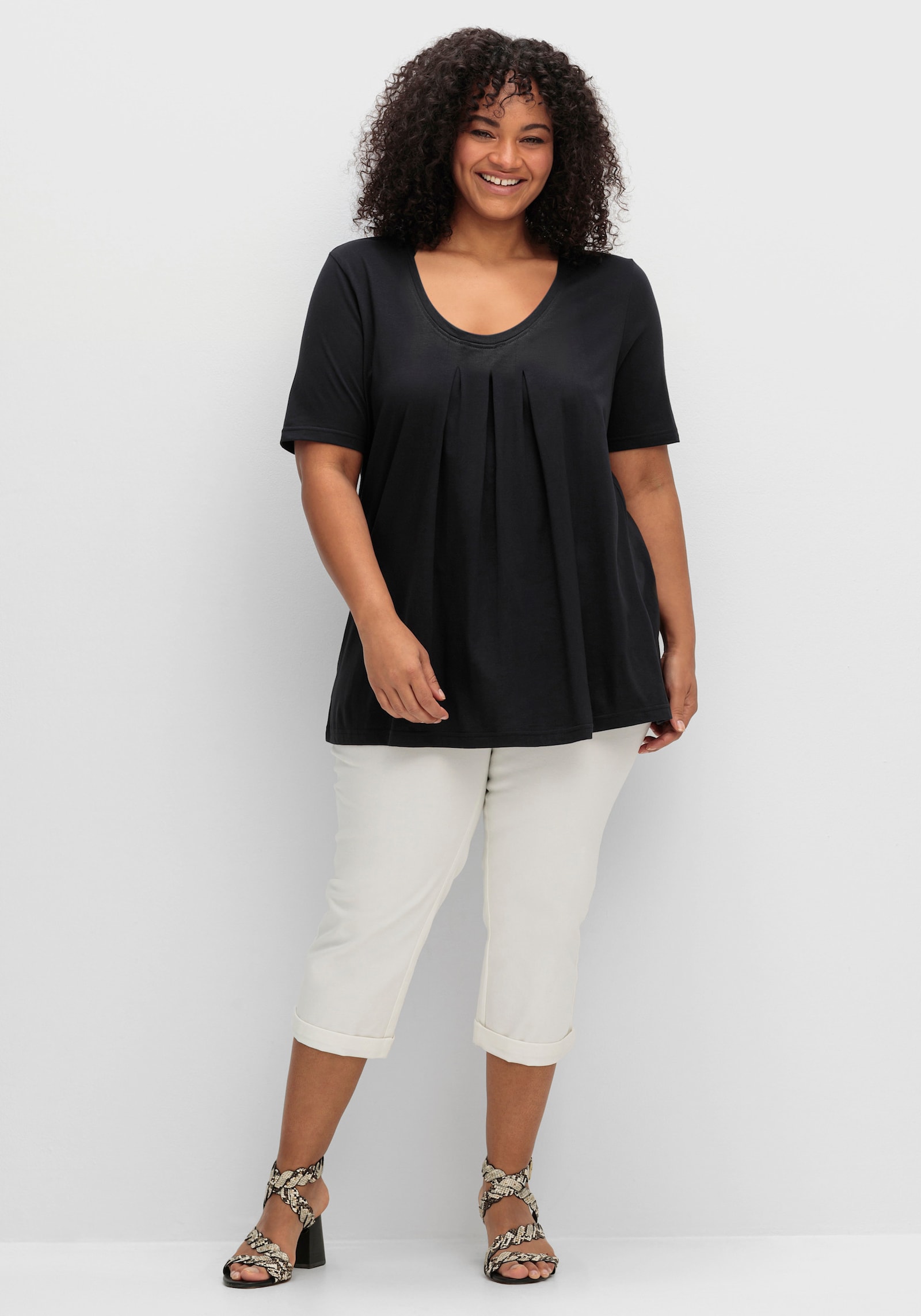 sheego T-shirt in A-lijn, met stolpplooi bij de hals - zwart