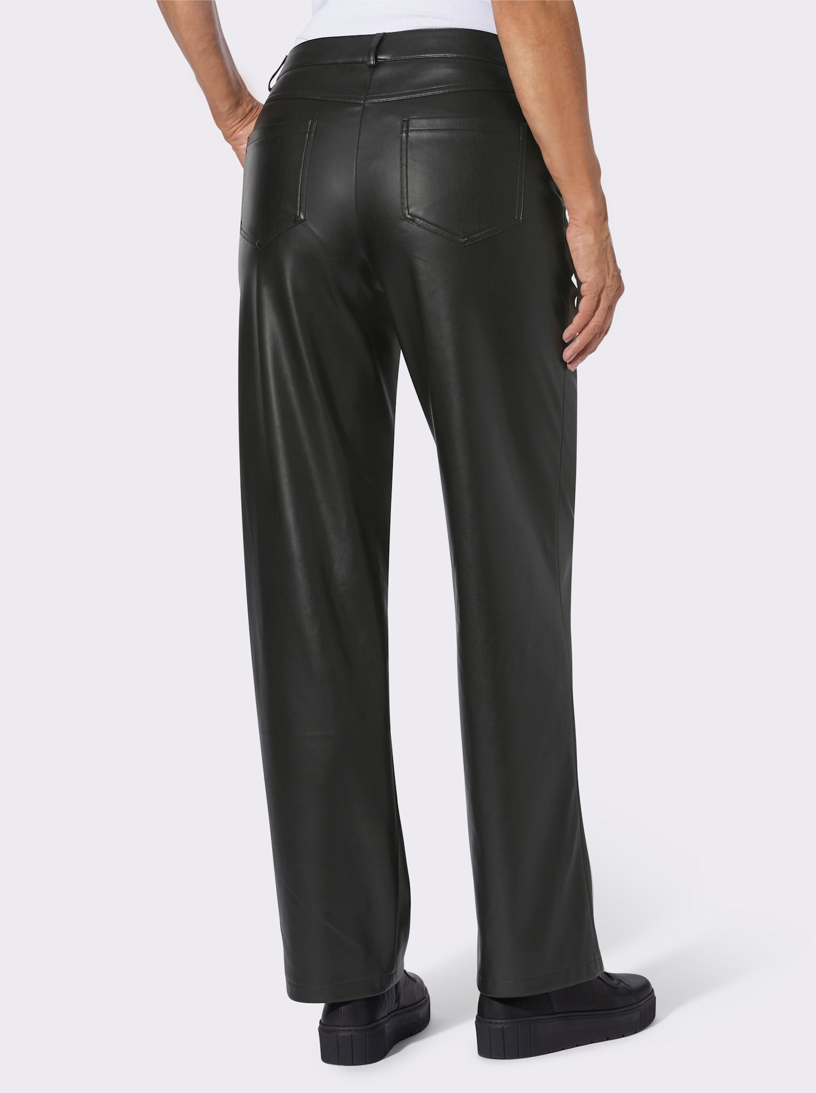 Lederimitathose mit weitem Bein - schwarz