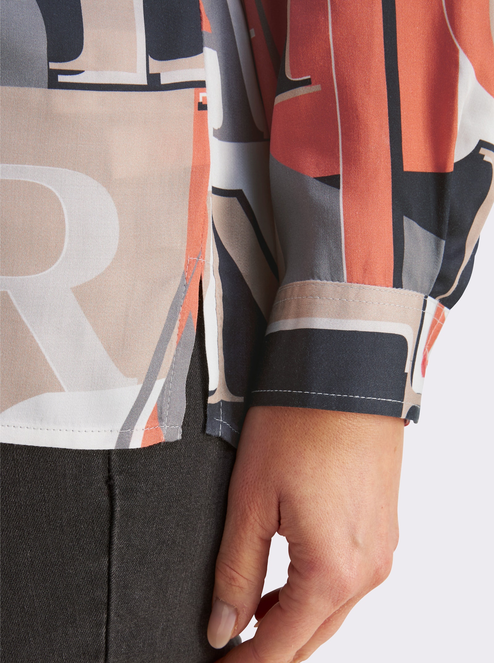 Schlupfbluse mit Krempelärmel - papaya-schwarz-bedruckt