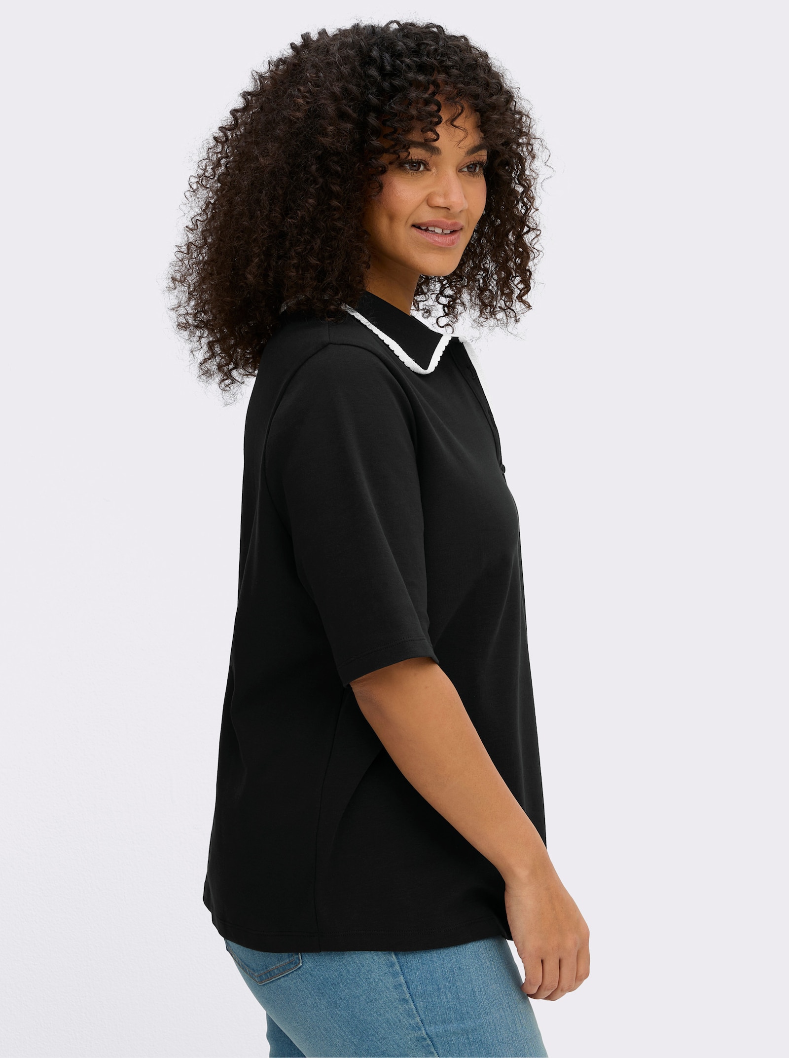 sheego Poloshirt met contrastkleurige golvende rand - zwart/ecru