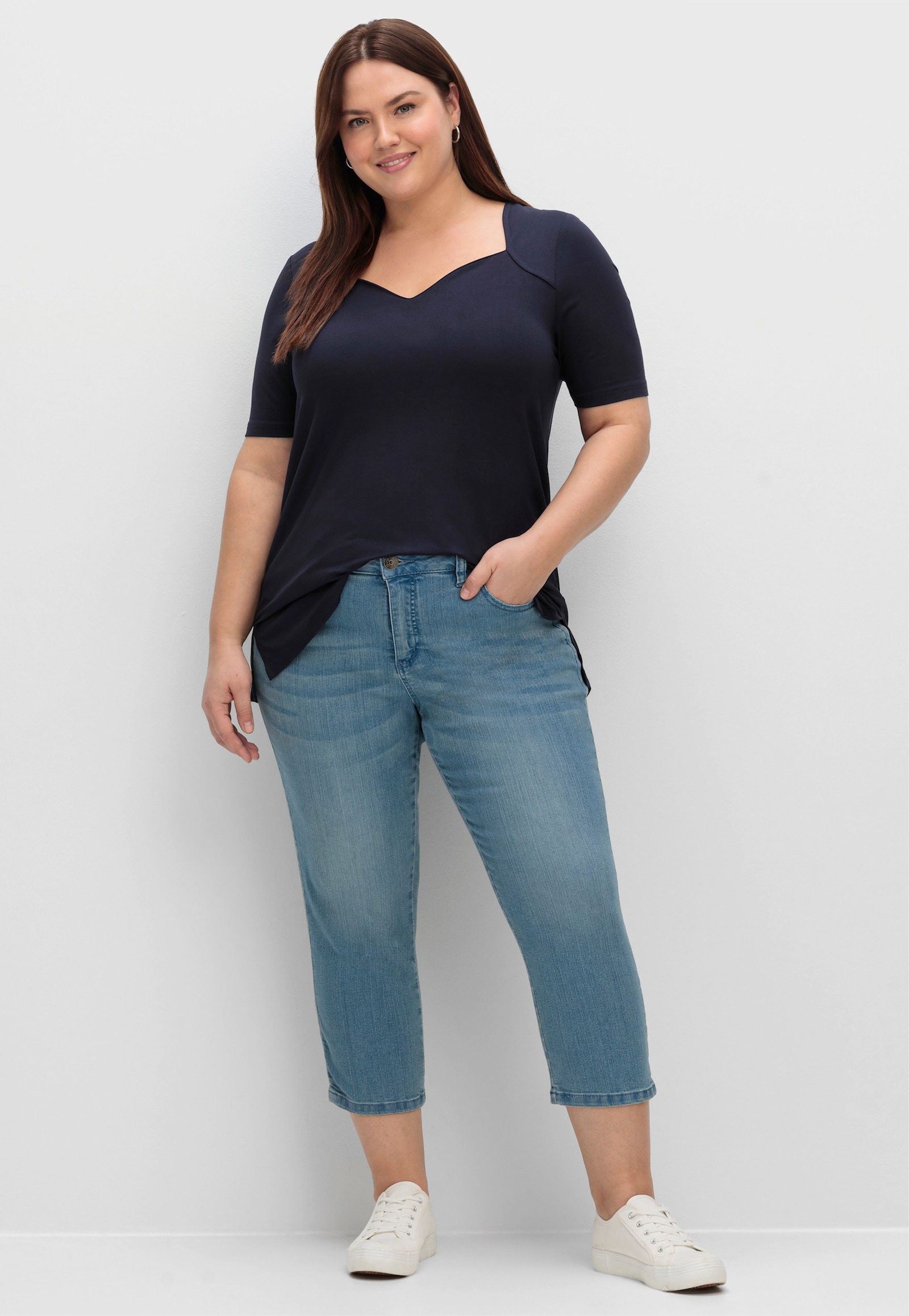 sheego T-Shirt mit herzförmigem Ausschnitt - tiefblau