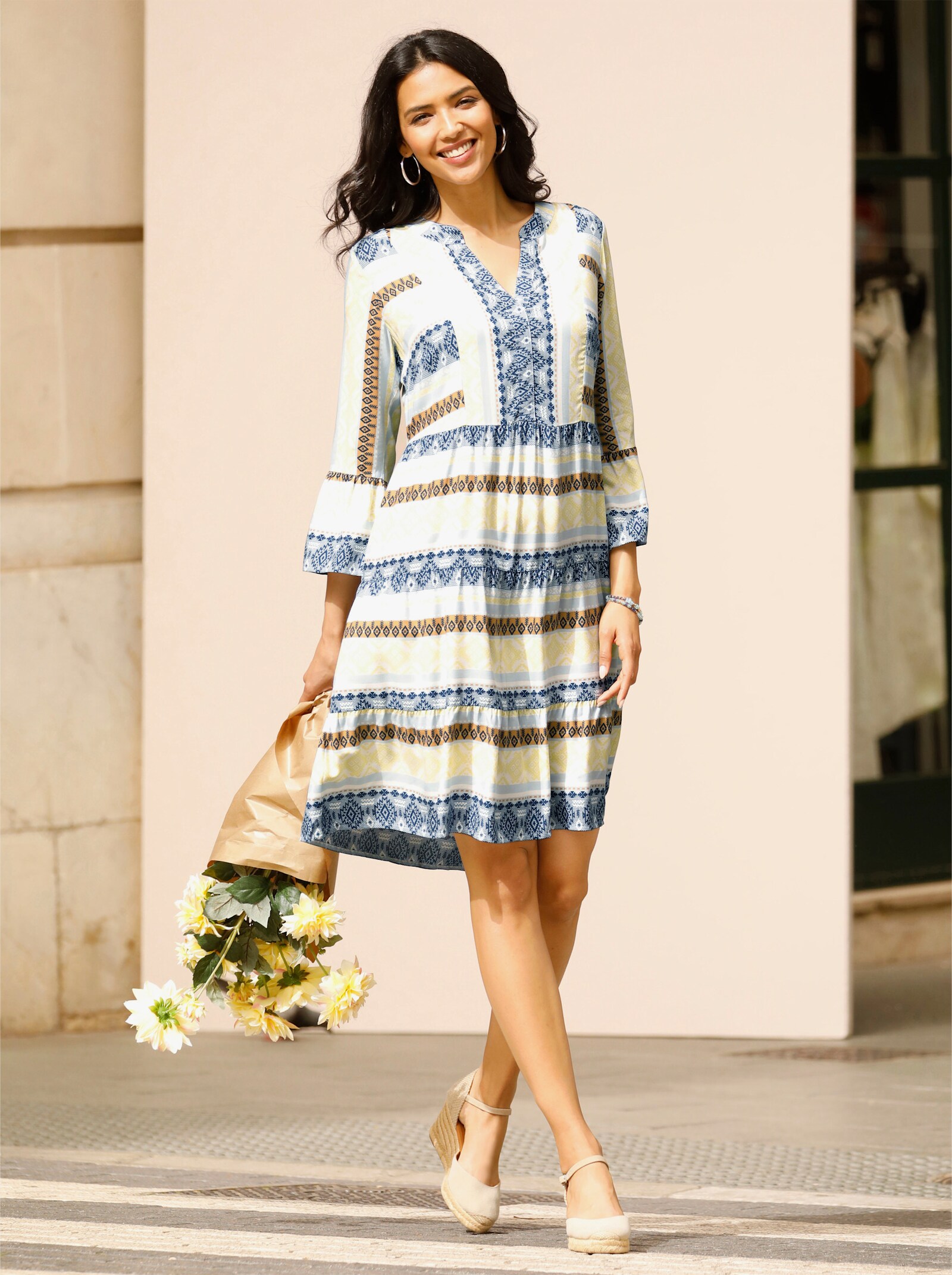 Gelaagde jurk met volant aan de mouwboord - citroen/donkerblauw bedrukt