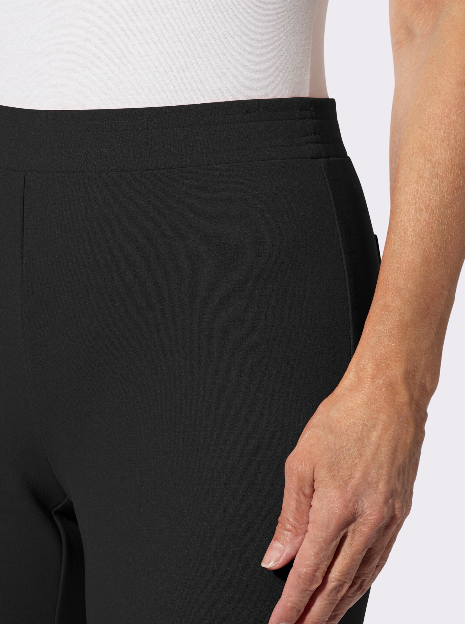 Schlupfhose in schmaler Schnittführung - schwarz