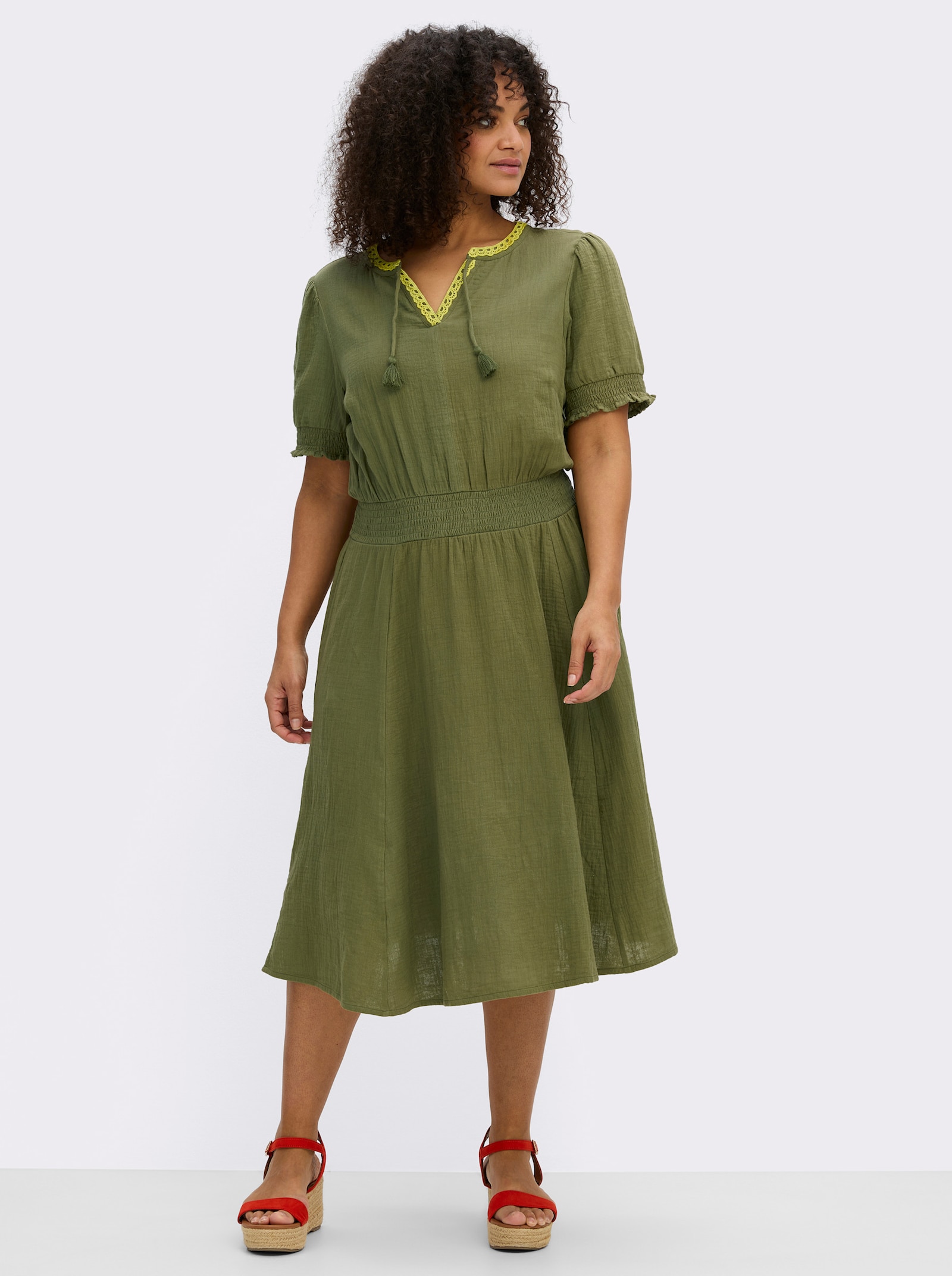 sheego Tunikakleid mit V-Ausschnitt und Bindebändern - oliv-limone