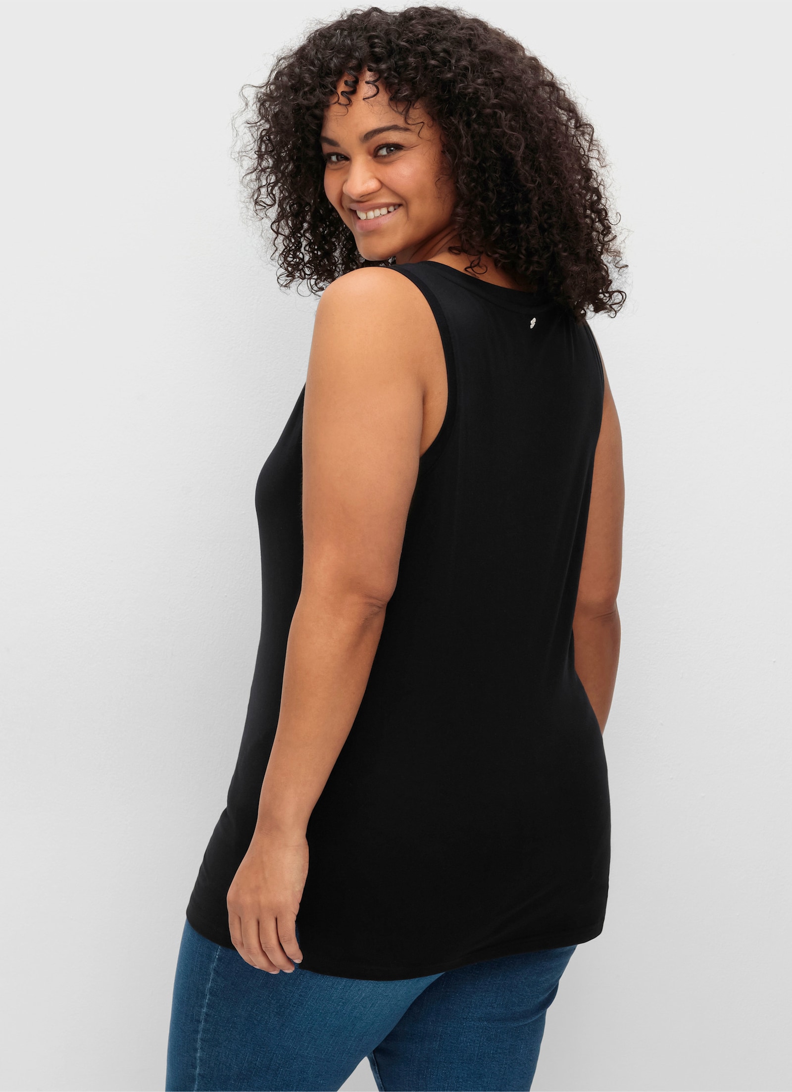 sheego Tanktop mit V-Ausschnitt und Zierknopfleiste - schwarz