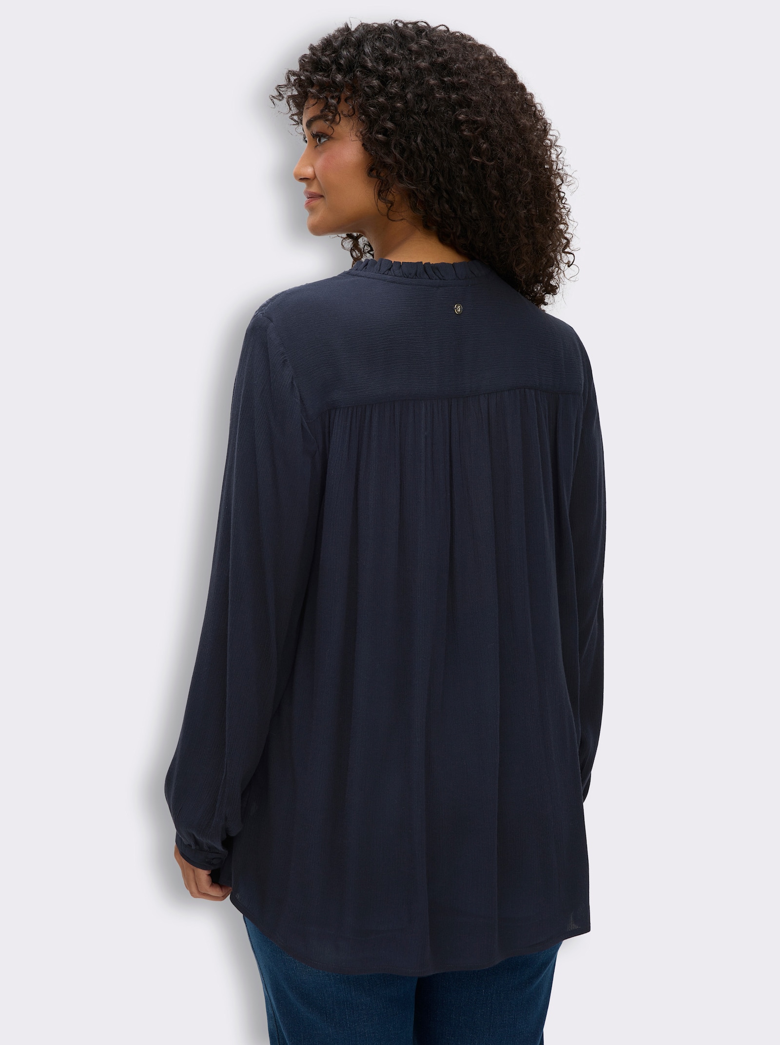 sheego Crinklebluse mit bestickter Passe - tiefblau
