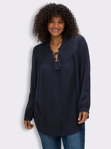 sheego Crinklebluse mit bestickter Passe - tiefblau