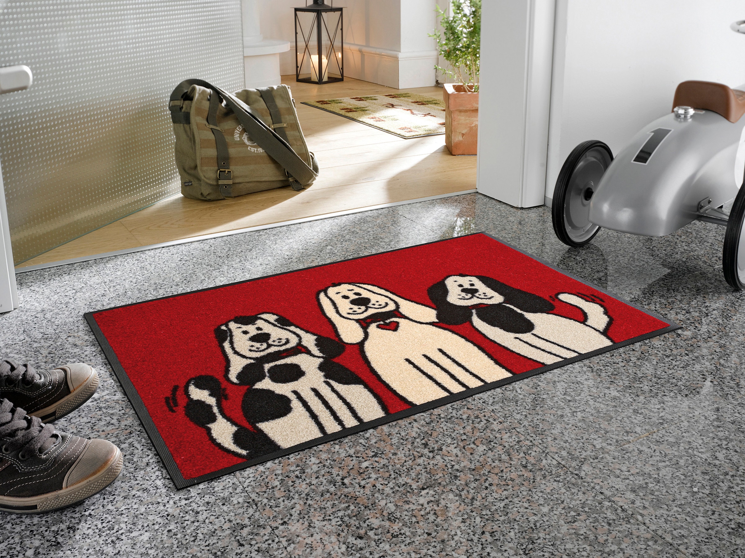 Wash günstig Kaufen-Fußmatte in rot-beige von wash&dry. Fußmatte in rot-beige von wash&dry <![CDATA[Fußmatte Äußerst strapazierfähig, für den Innen- und überdachten Außenbereich geeignet. Rückseite rutschhemmend beschichtet. Für Fußbodenheizung ge