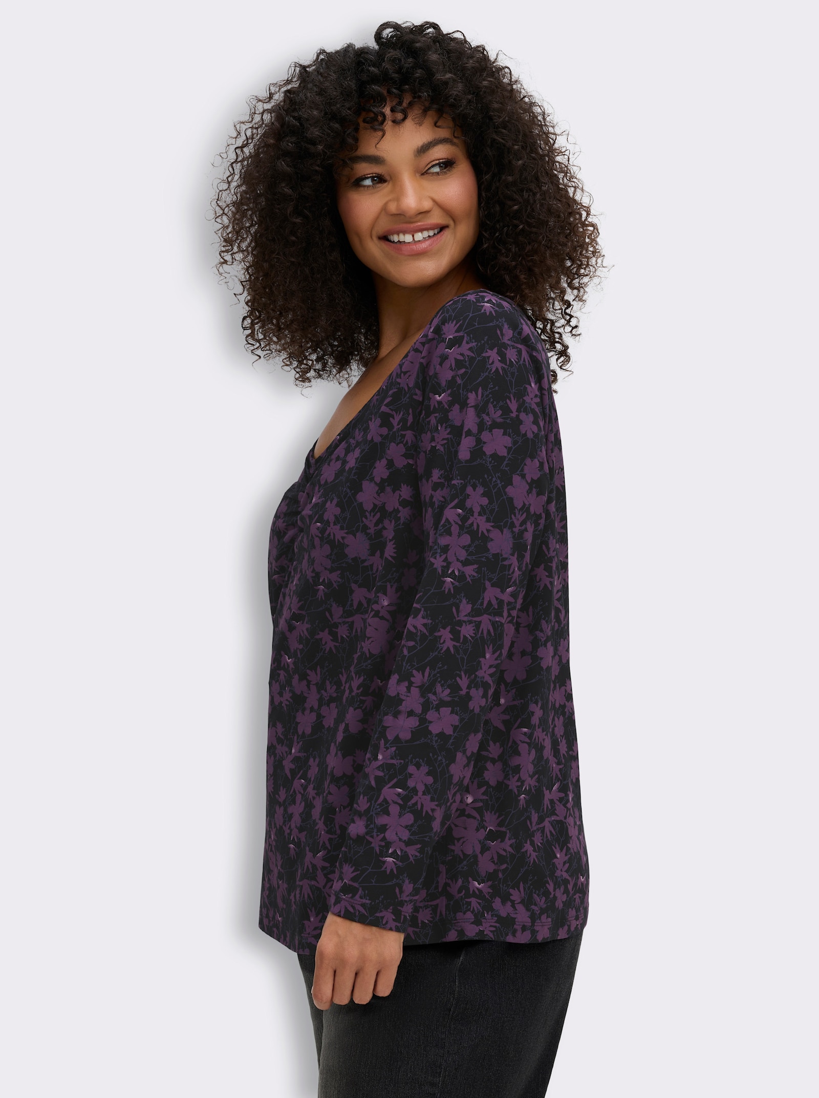 sheego Langarmshirt mit Raffung am Ausschnitt - schwarz-traube-gemustert