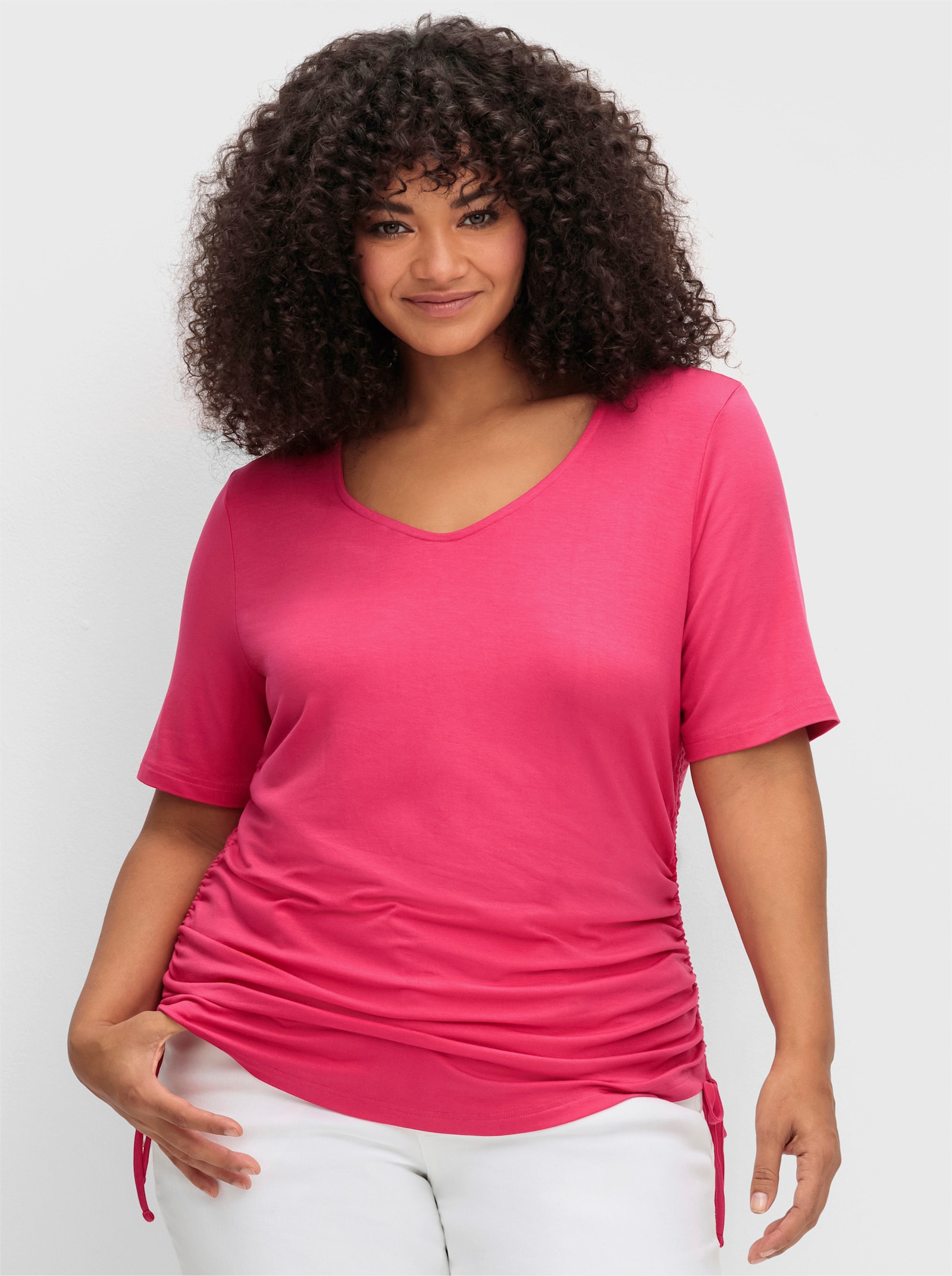 sheego by Joe Browns V-Shirt mit seitlicher Raffung - pink