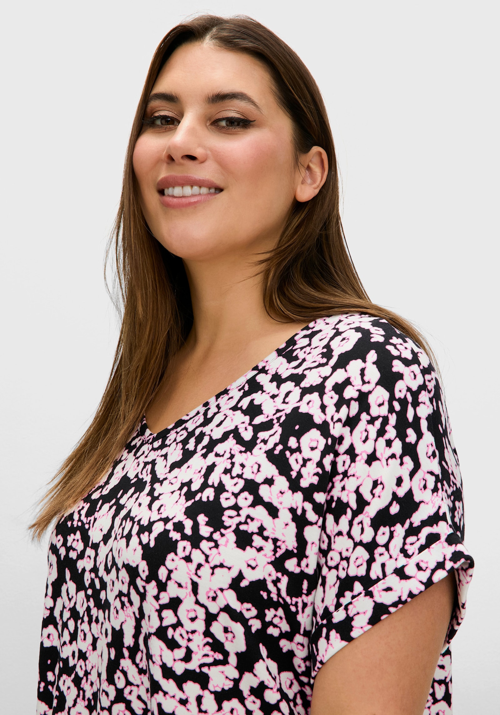 sheego T-Shirt mit Blumendruck und Saum-Gummizug - schwarz-champagner-gemustert