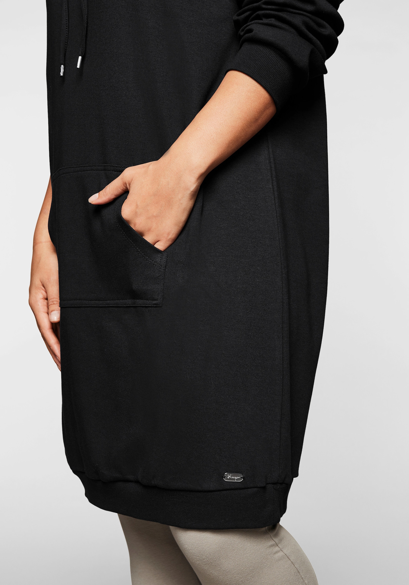 sheego Shirtkleid mit Kapuze und Kängurutasche - schwarz