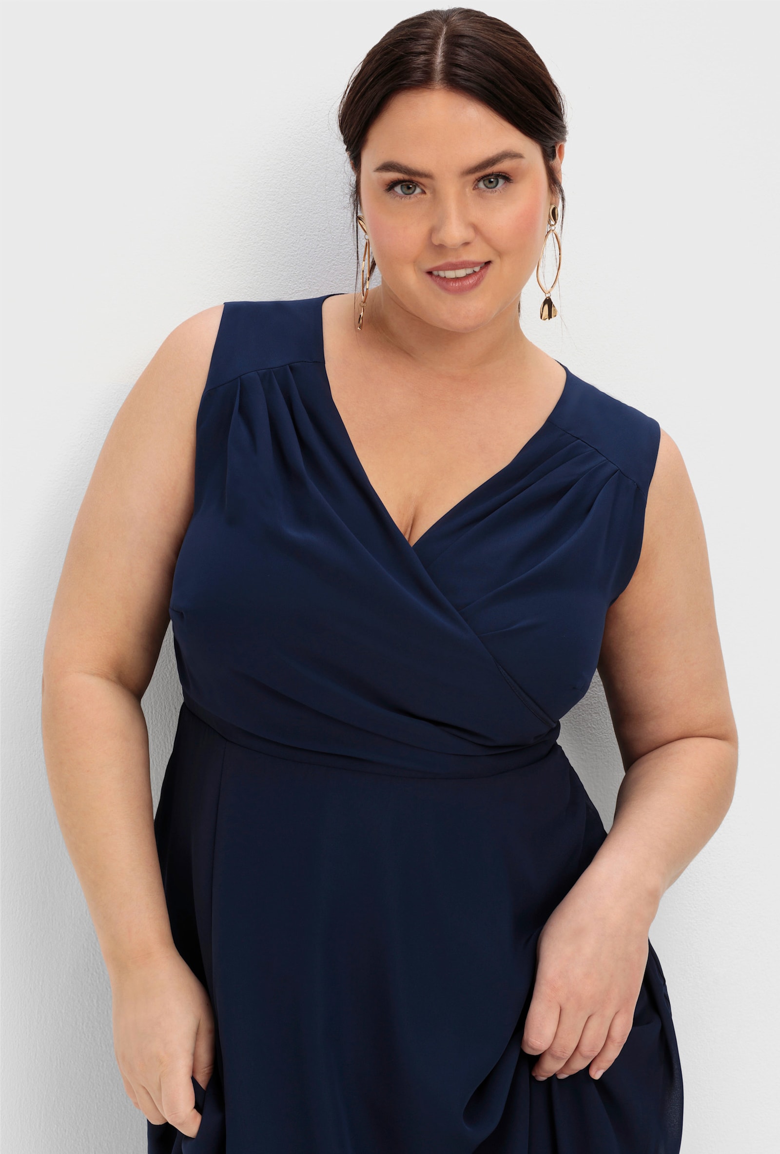 sheego Robe de soirée effet cache-cœur, en mousseline - marine