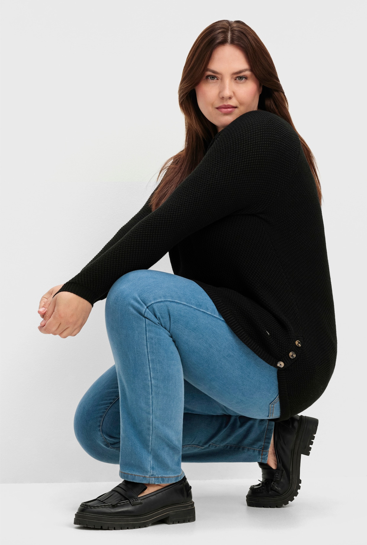 Rundhalspullover mit abgerundetem Saum - schwarz