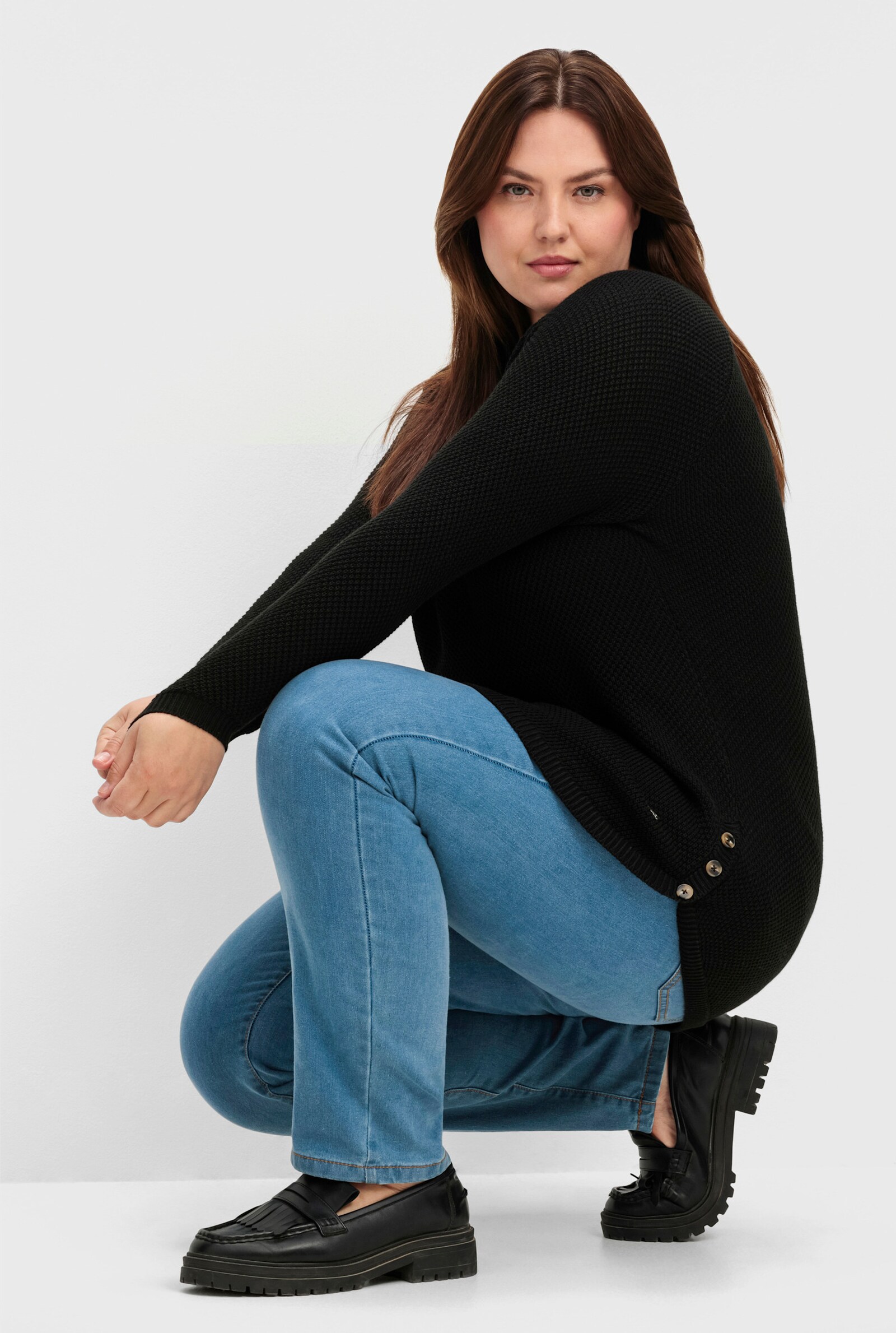 Rundhalspullover mit abgerundetem Saum - schwarz