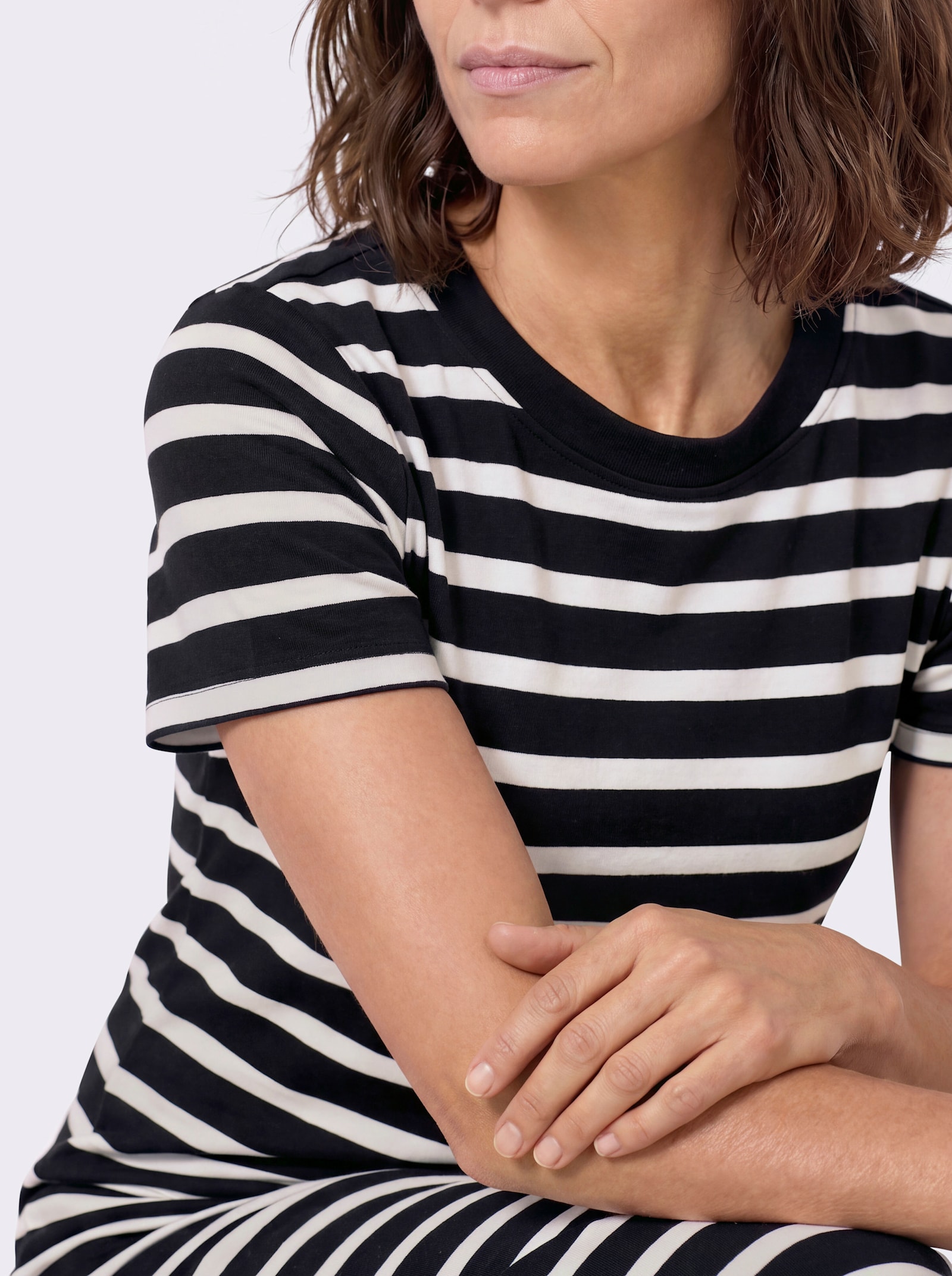 Jerseykleid mit Seitenschlitzen - schwarz-ecru-geringelt