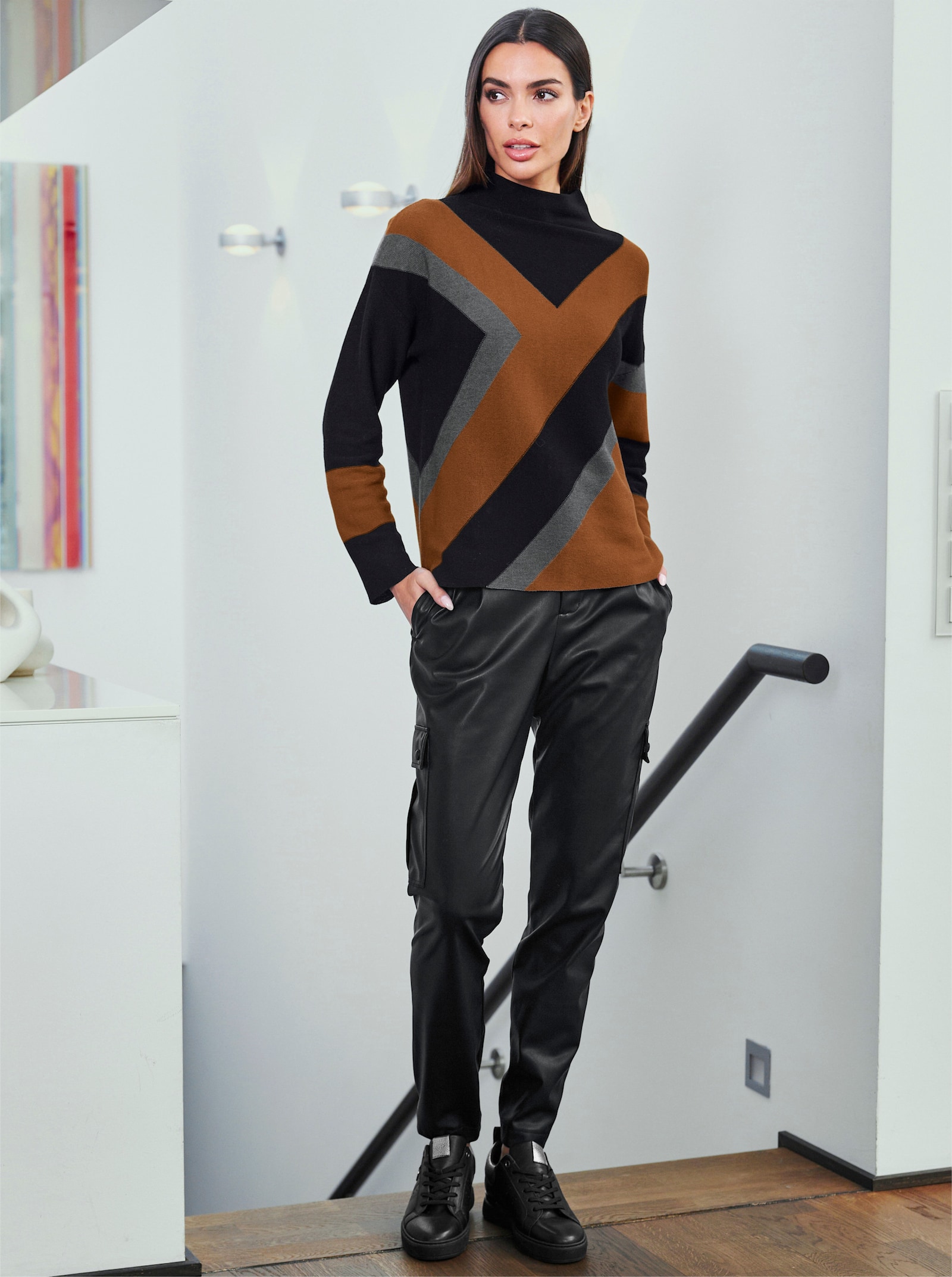 heine Stehkragenpullover mit Intarsienstrick - schwarz-cognac-gemustert