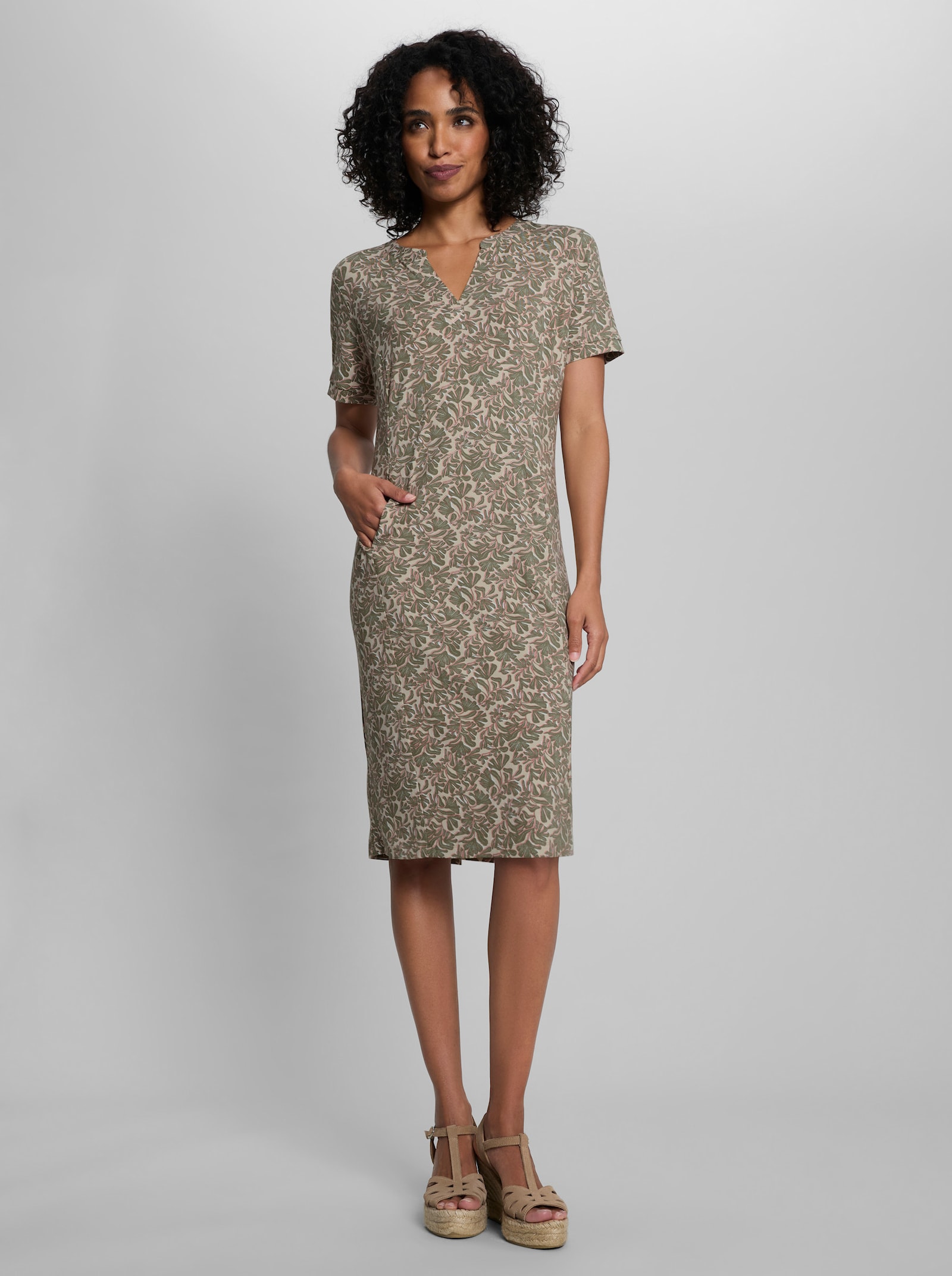 heine Jerseykleid mit Floral-Print - khaki-sand-bedruckt