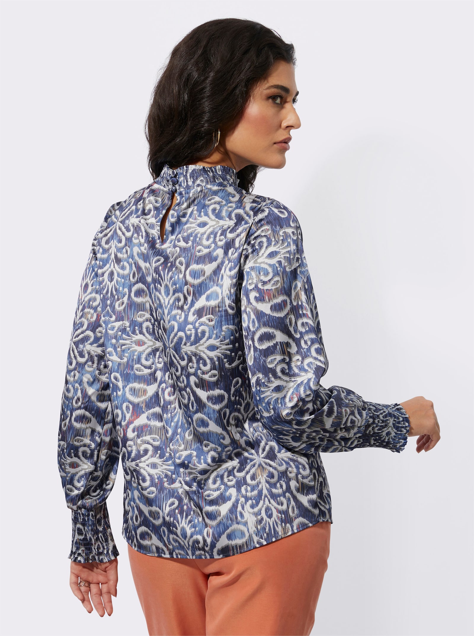 Satinbluse mit gesmoktem Stehkragen - ecru-marine-bedruckt