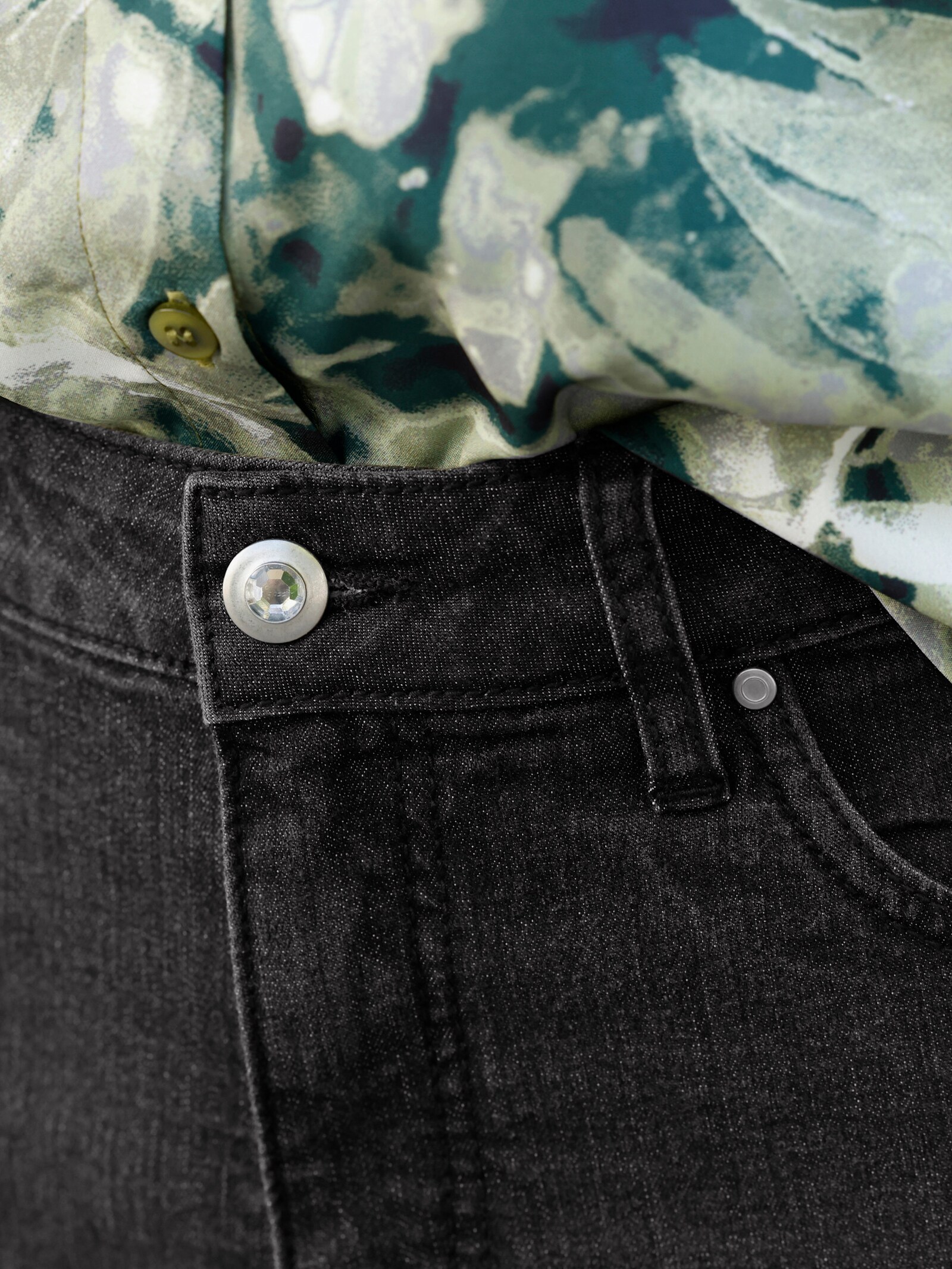 Bootcut-Jeans mit Passformsattel - graphit-denim