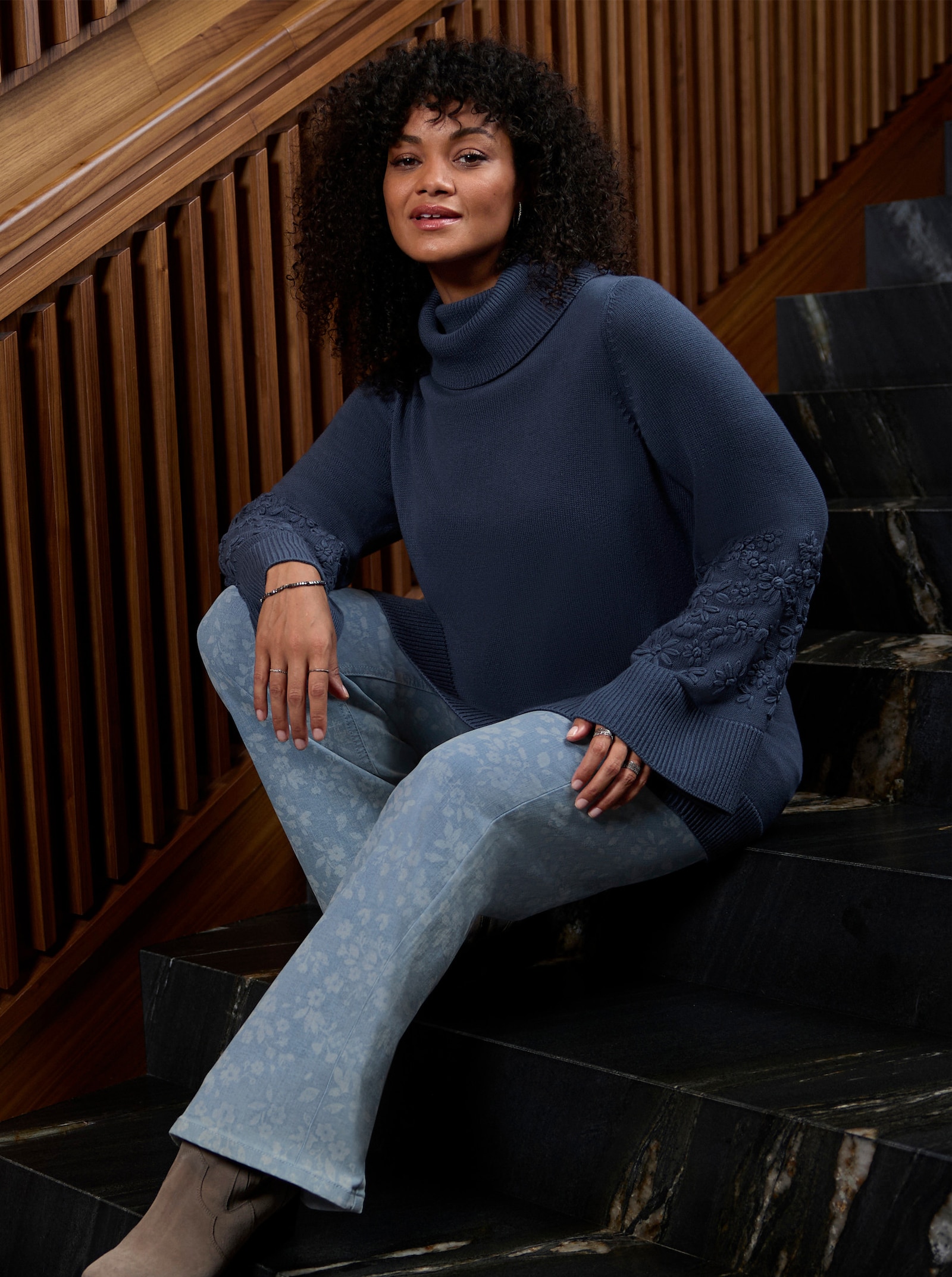 sheego Rollkragenpullover mit Stickereien am Ärmel - rauchblau