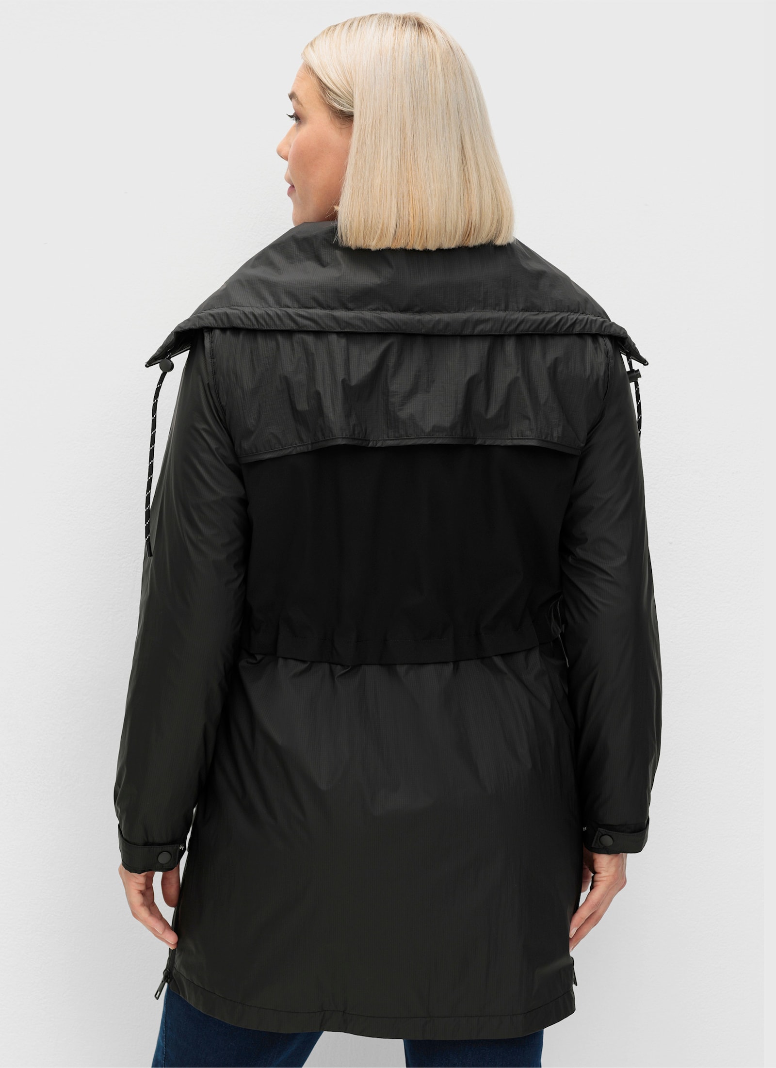 sheego Outdoorjacke mit Kontrastpassen - schwarz