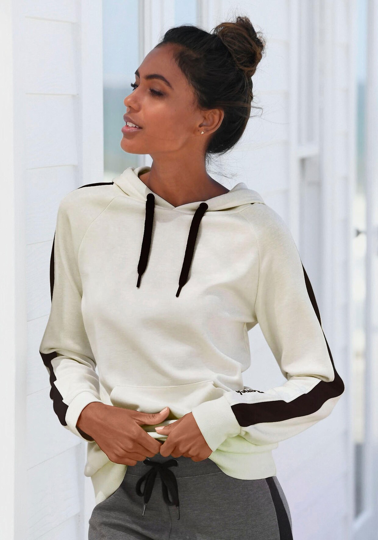 Bench. Sweatshirt met capuchon - ecru/zwart