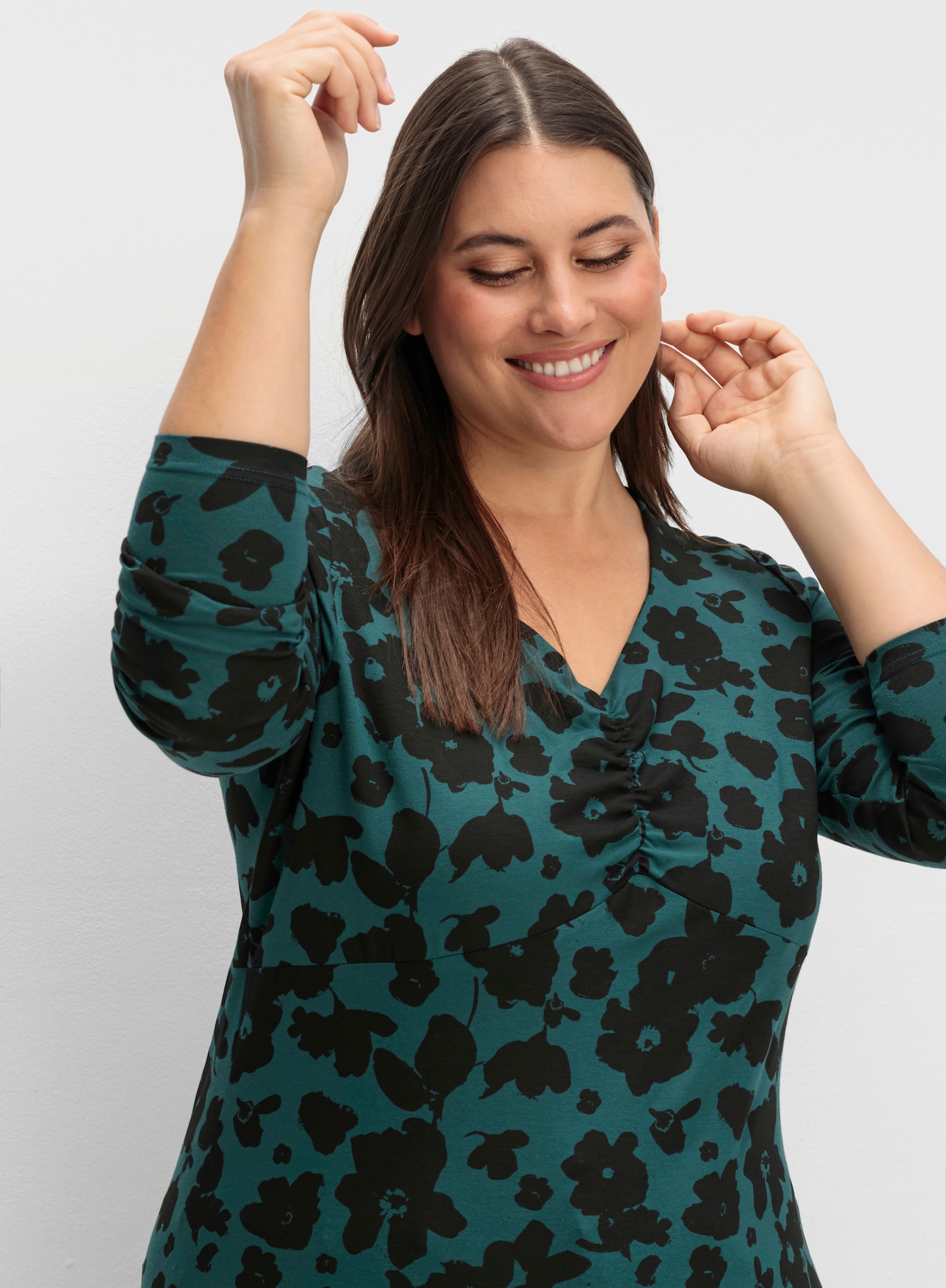 sheego Langarmshirt mit gerafftem V-Ausschnitt - tiefgrün-gemustert