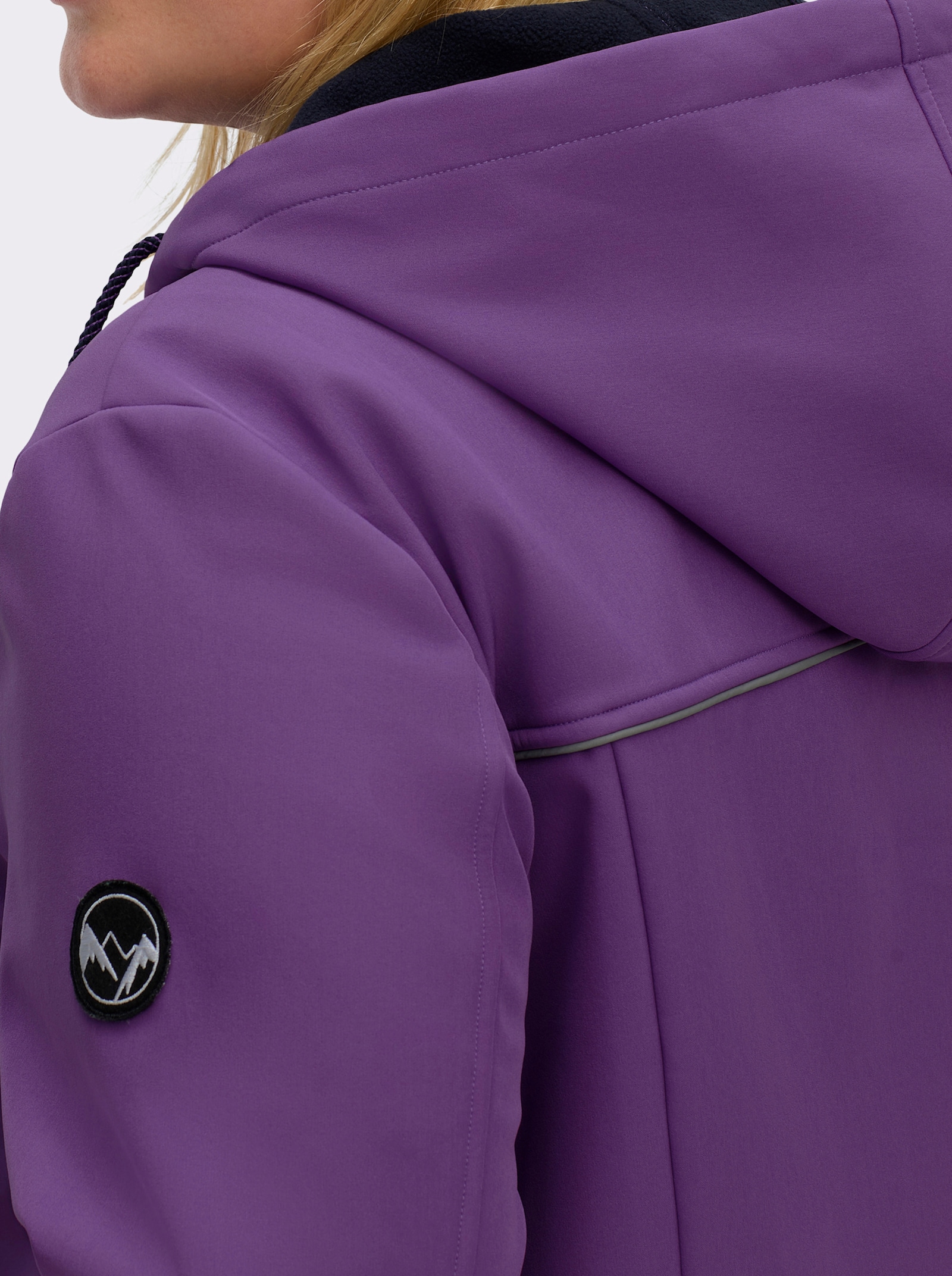sheego Softshelljacke mit Kapuze und Tunnelzug - lila