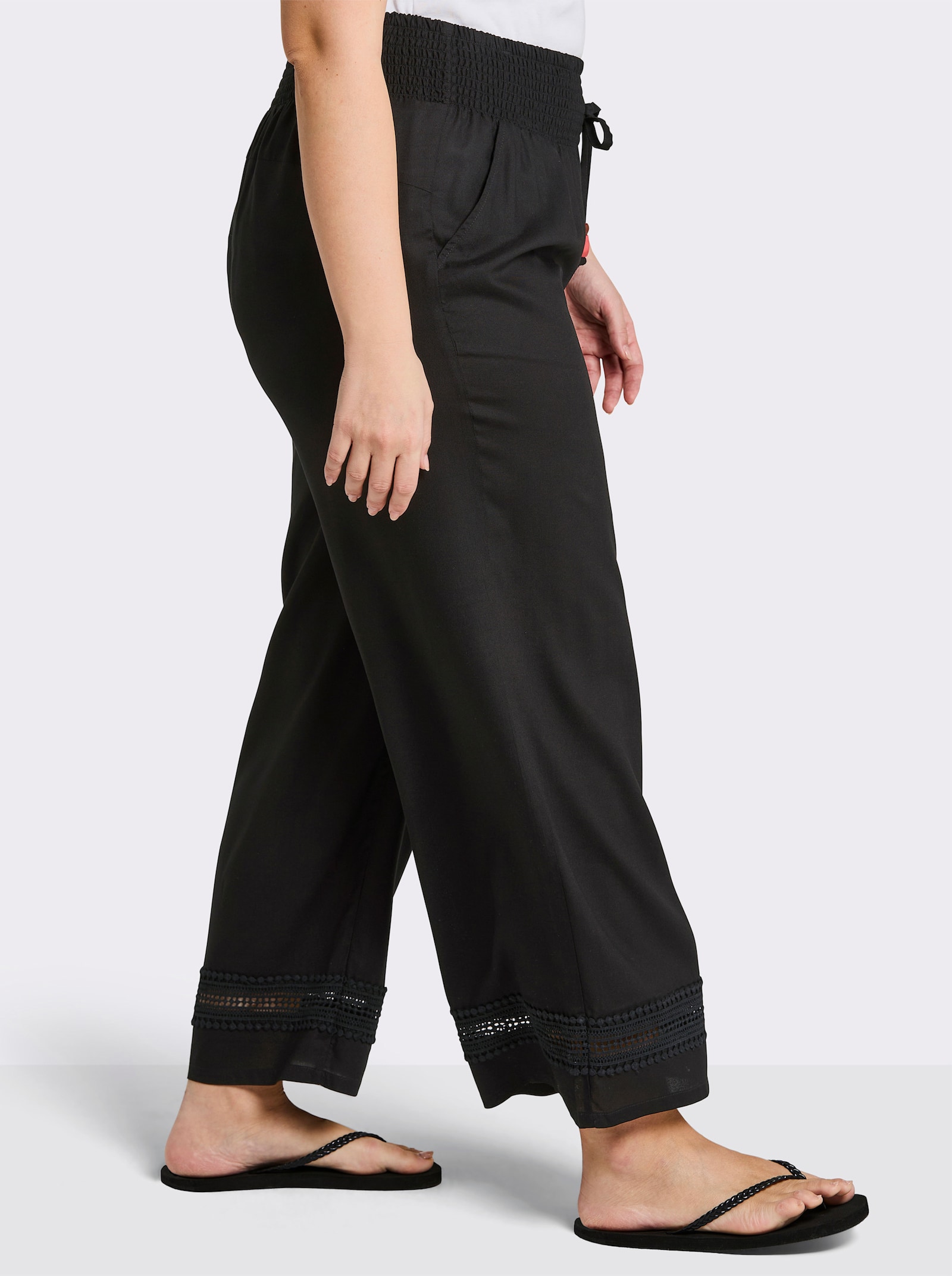 sheego Schlupfhose mit Spitze am Saum - schwarz