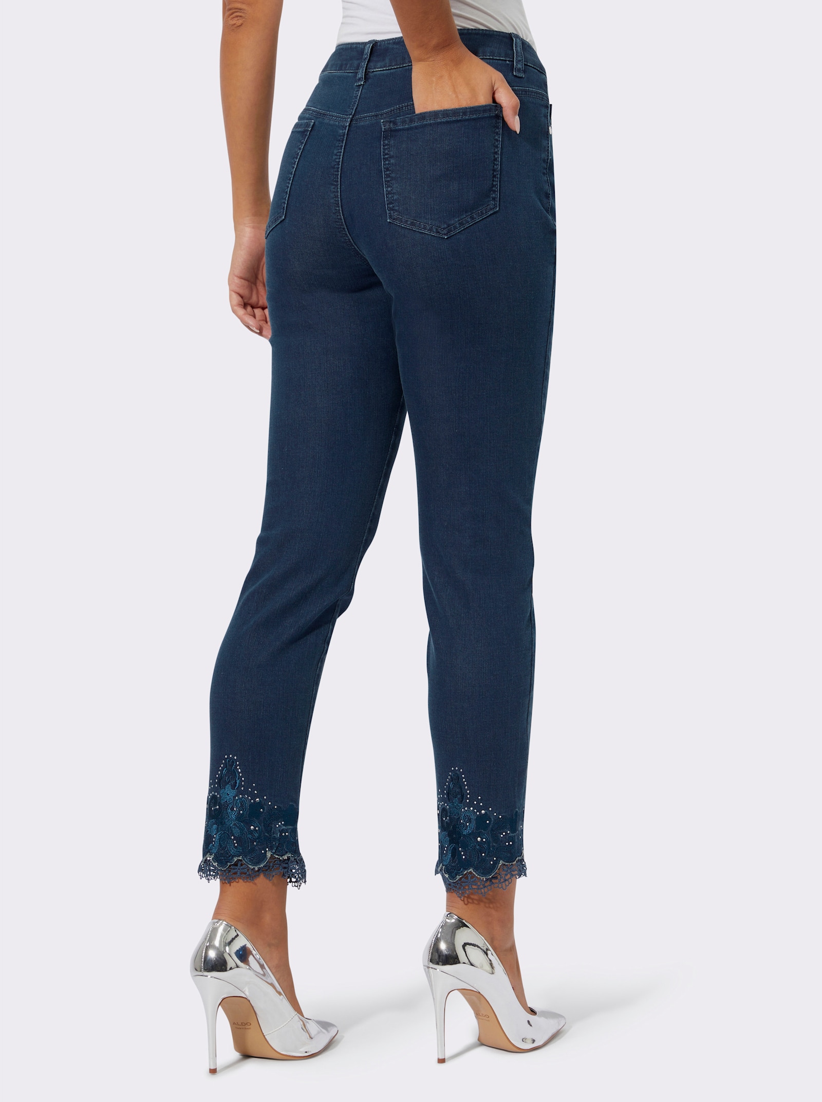 Jeans mit Spitzenabschluss und Glitzersteinchen - blue-stone-washed
