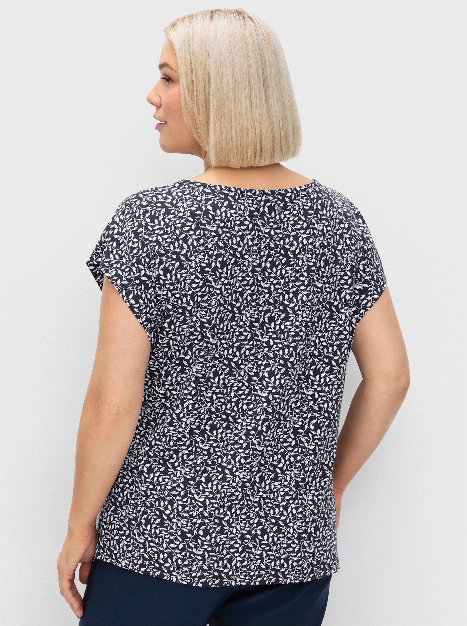 sheego Kurzarmshirt mit Blätterprint - tiefblau-gemustert