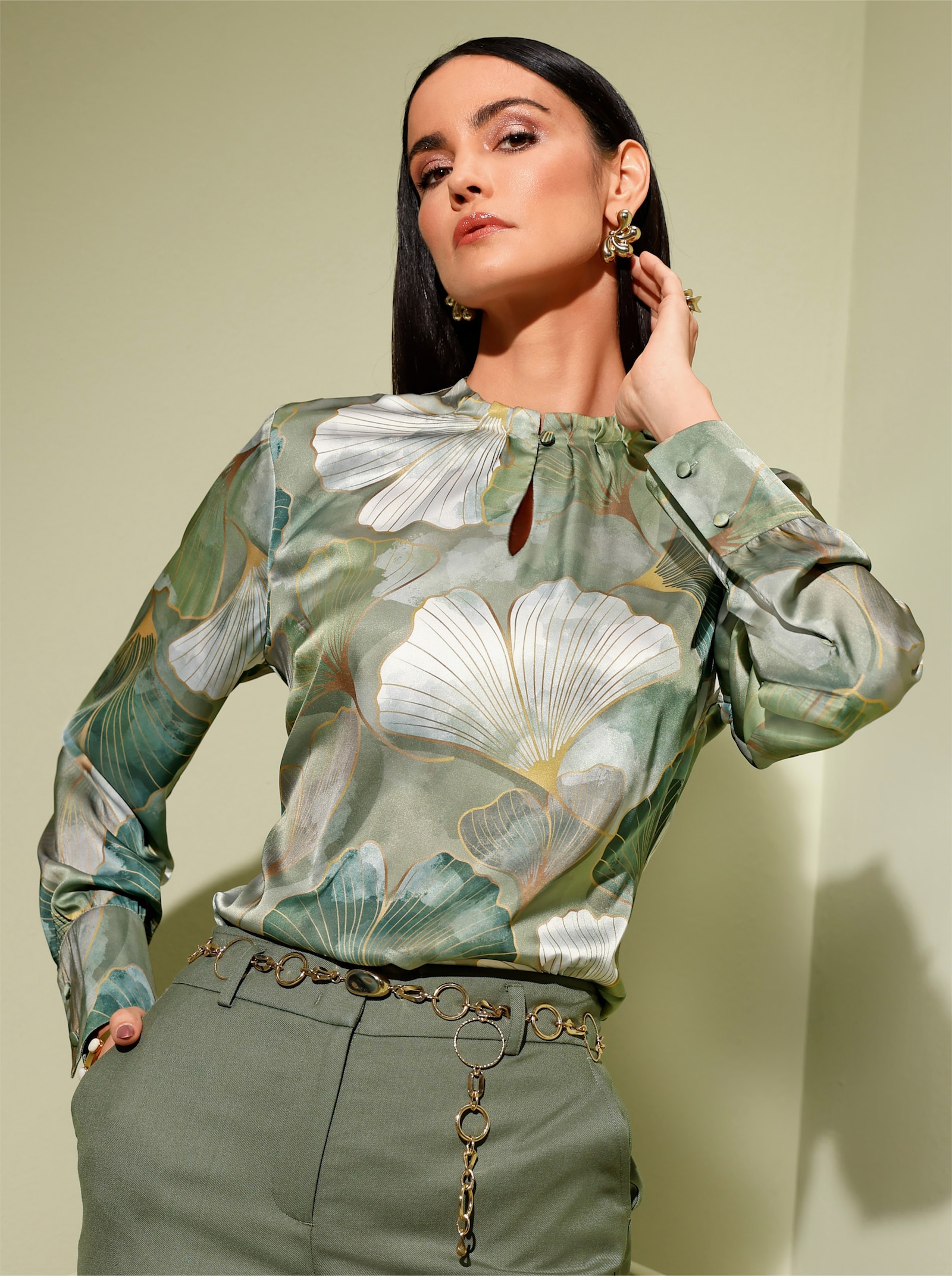 Satinbluse mit Digital-Druck - khaki-schilf-bedruckt