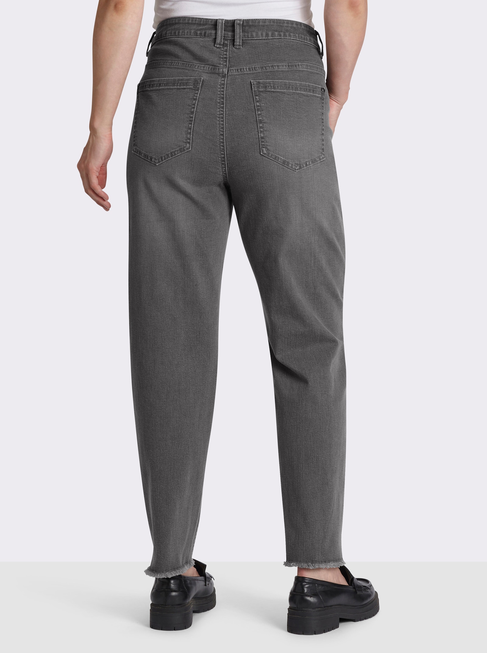 sheego Jeans mit Kontrasteinsatz und Fransensaum - grey denim