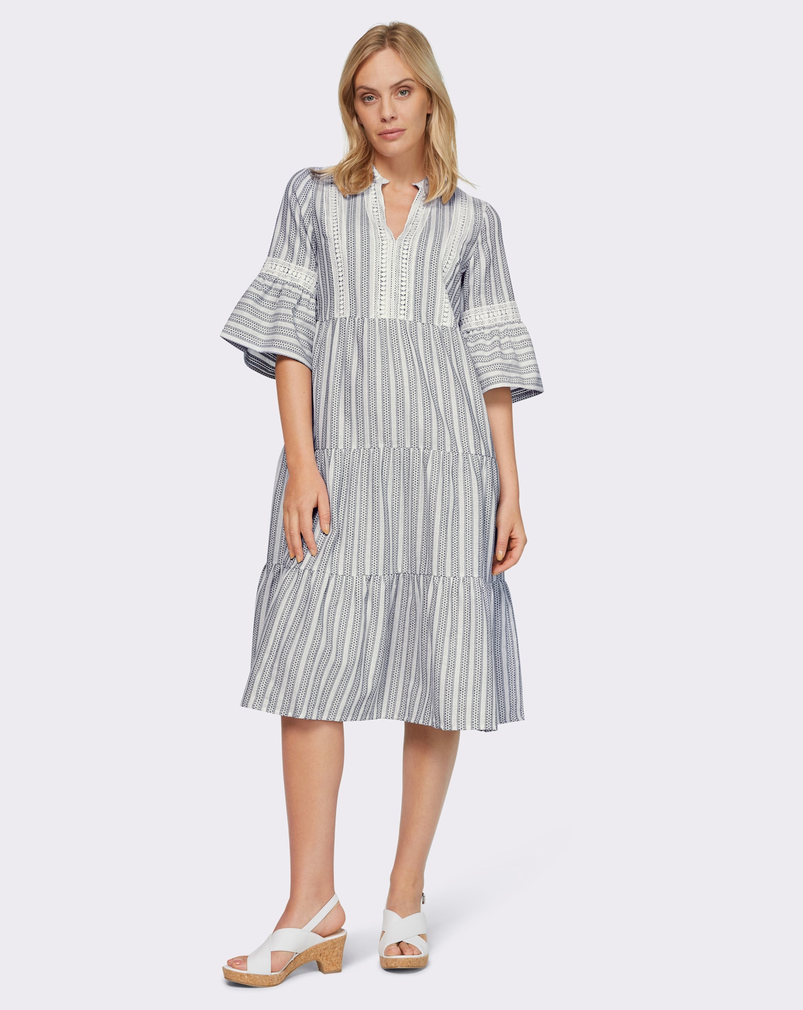 heine Baumwollkleid mit Spitzenbordüre - ecru-dunkelblau-gemustert