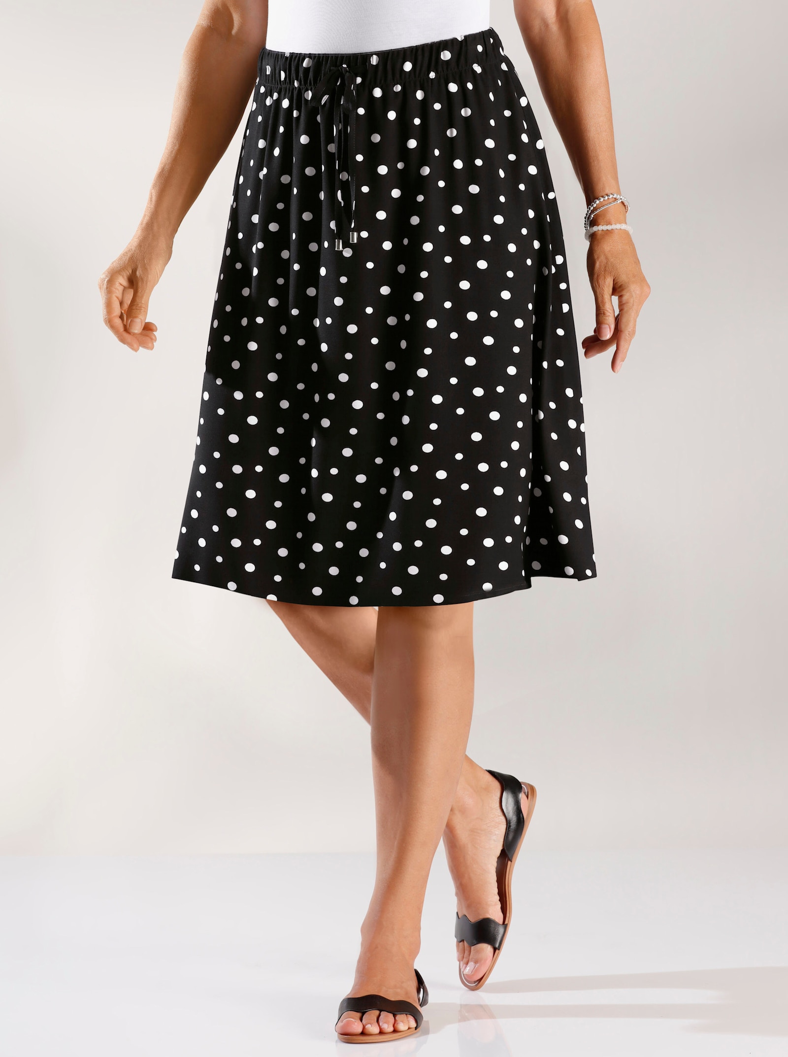 Webrock aus reiner Viskose, figurumspielend - schwarz-getupft