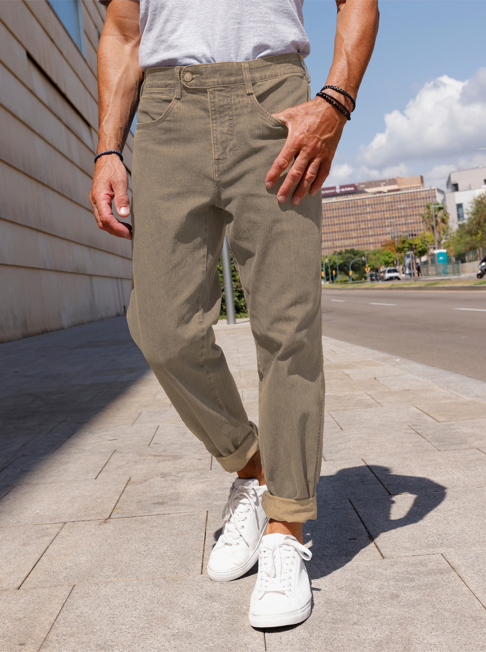 Jeans mit 2 knöpfbaren Gesäßtaschen - beige
