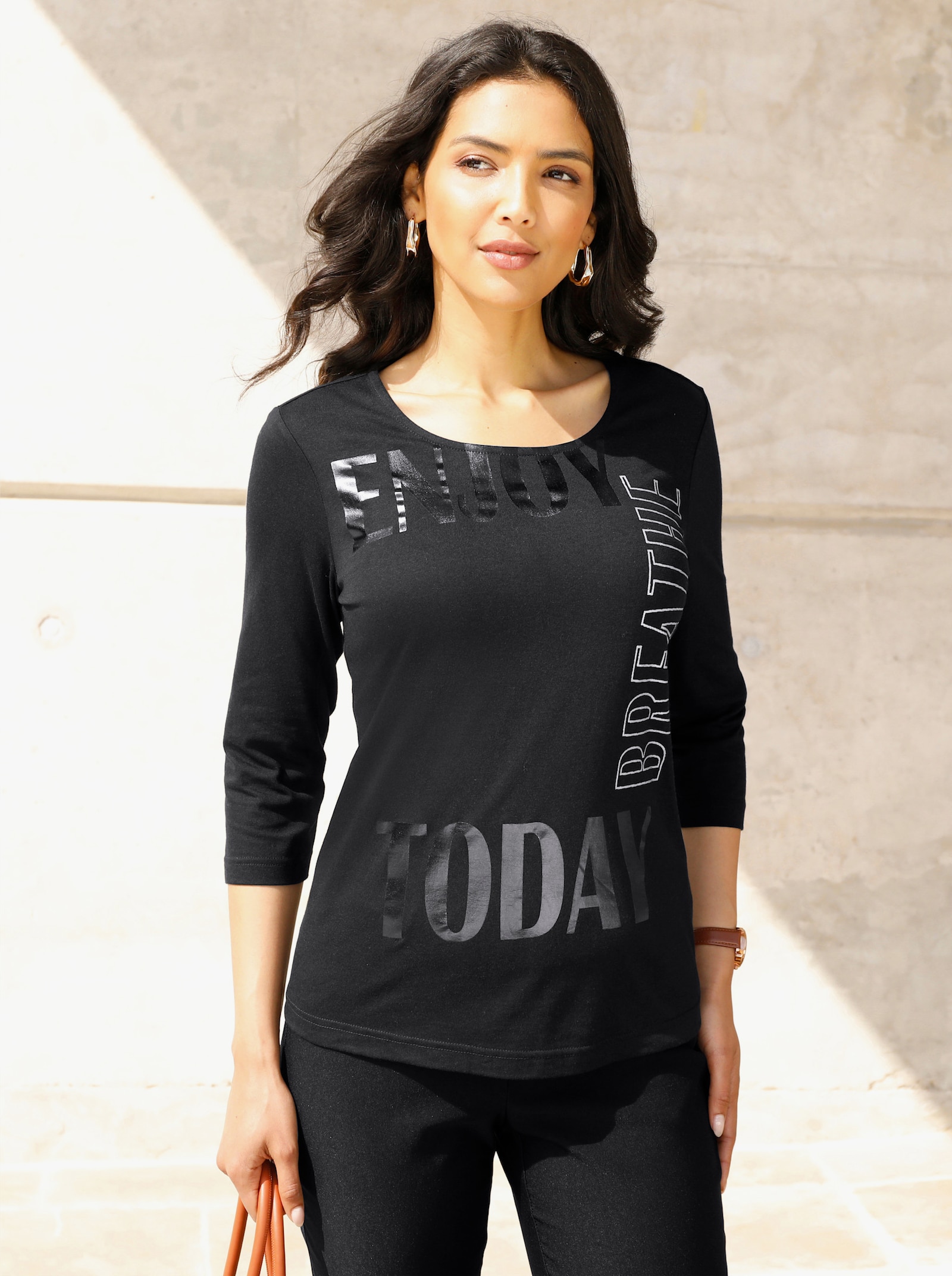 Tričko s kulatým výstřihem a lesklým foliovým potiskem - černá