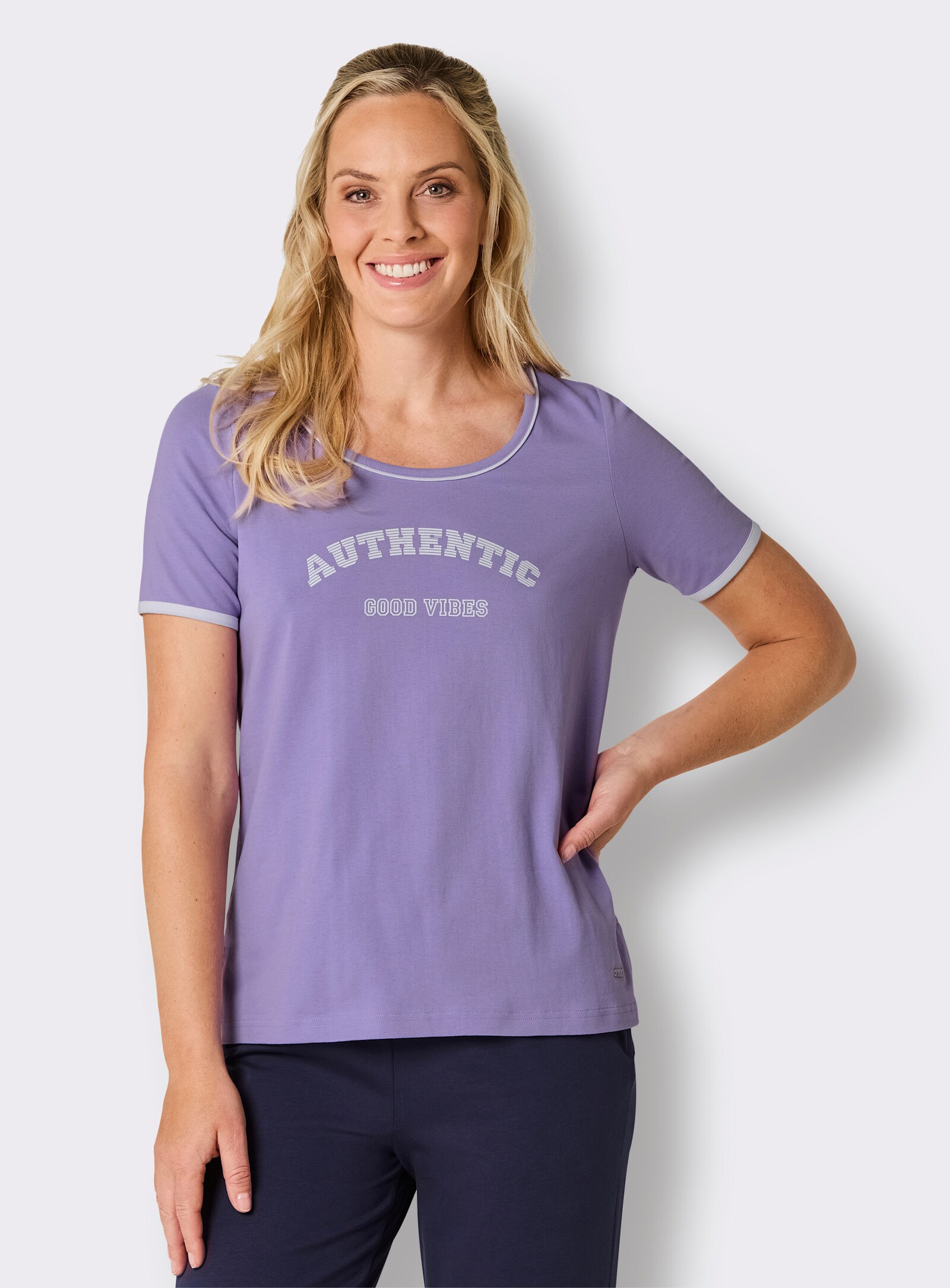 feel good Kurzarmshirt mit Schriftzug - lavendel-weiß