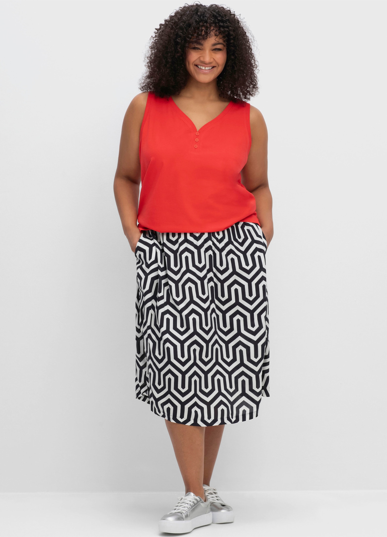 sheego Tanktop mit V-Ausschnitt und Zierknopfleiste - rot