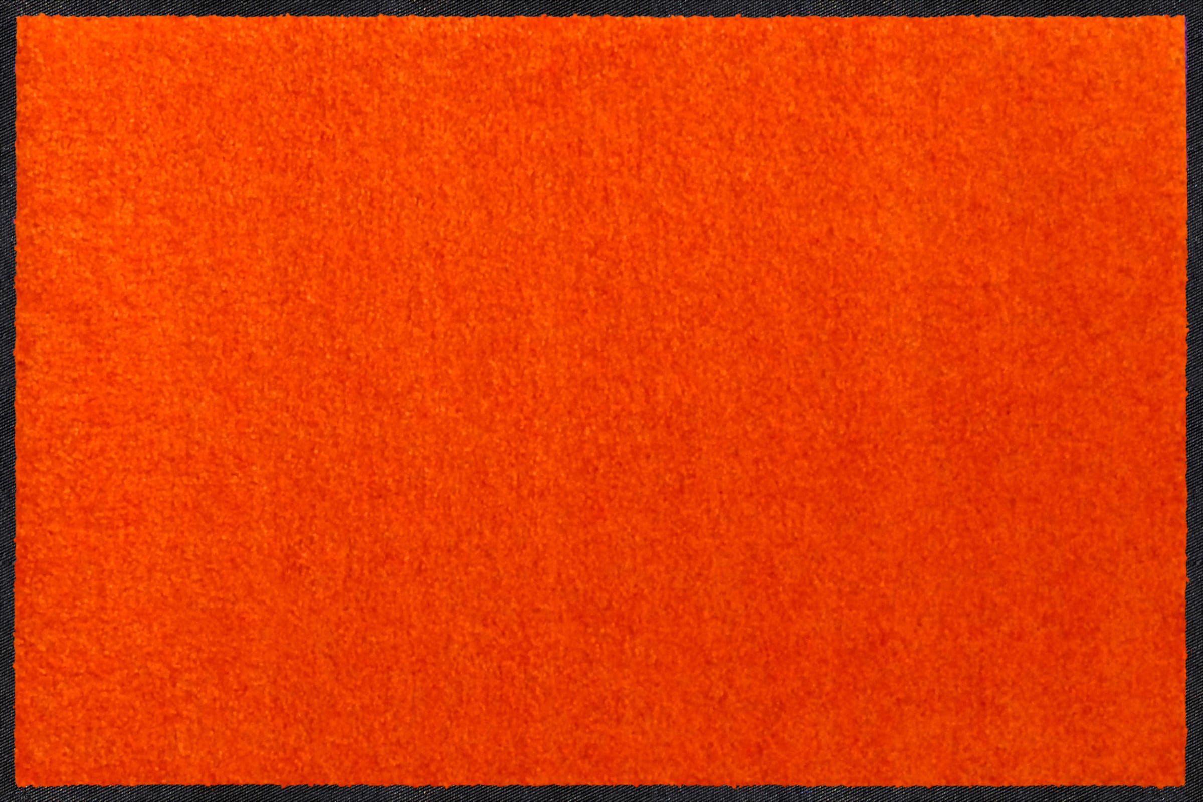 Orange  günstig Kaufen-Fußmatte in orange von Salonloewe. Fußmatte in orange von Salonloewe <![CDATA[Fußmatte Made in Germany. Äußerst strapazierfähig und pflegeleicht. Für den Innen- und überdachten Außenbereich geeignet. Rückseite rutschhemmend beschichtet. 