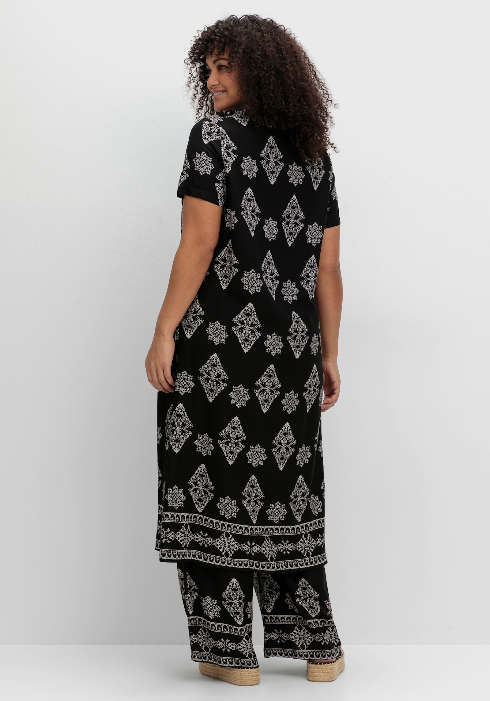 sheego by Joe Browns Longbluse extralang, mit Ornamentdruck - schwarz-gemustert