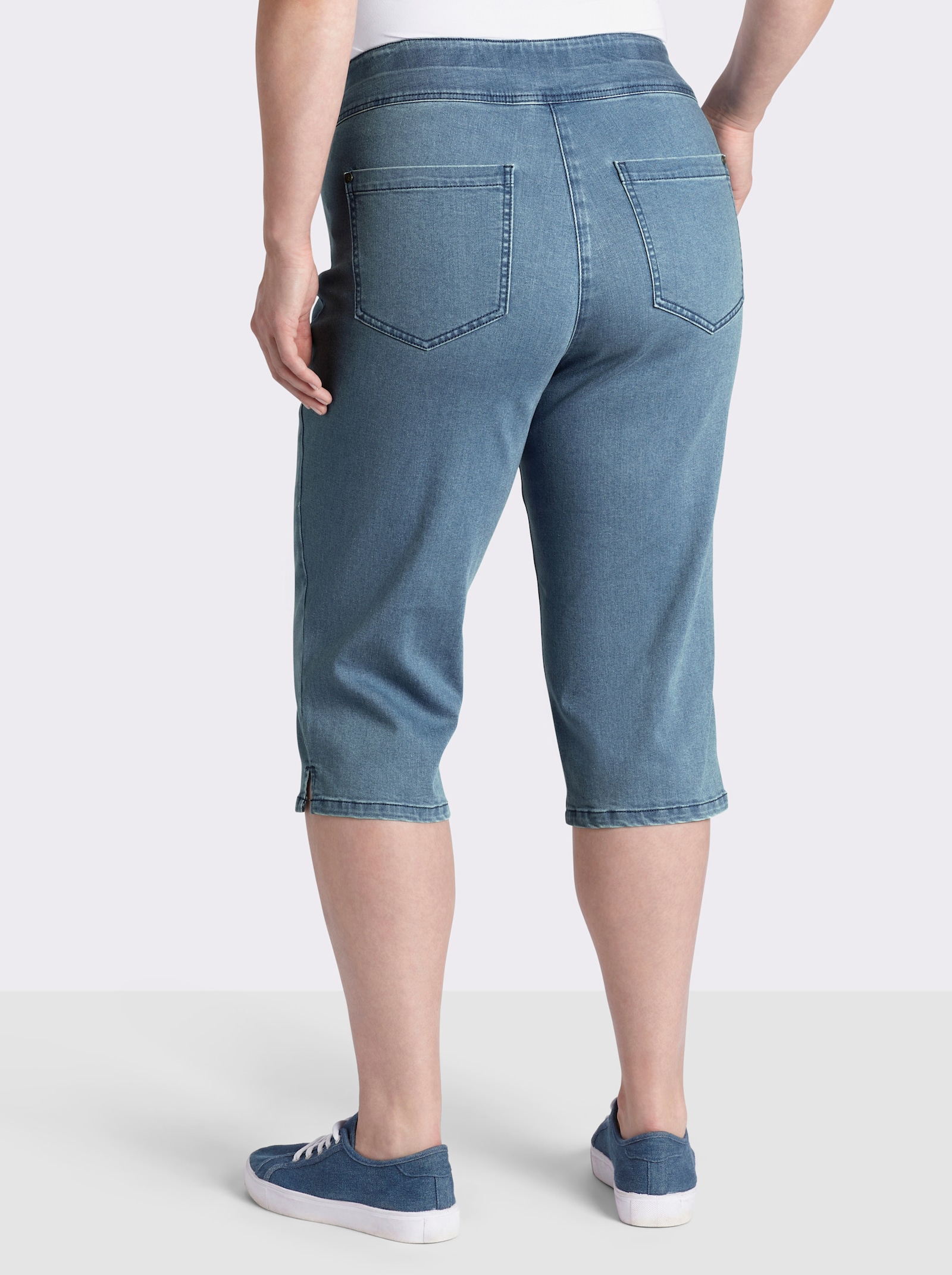 sheego Caprijeans mit breitem Rundumdehnbund - blue-bleached