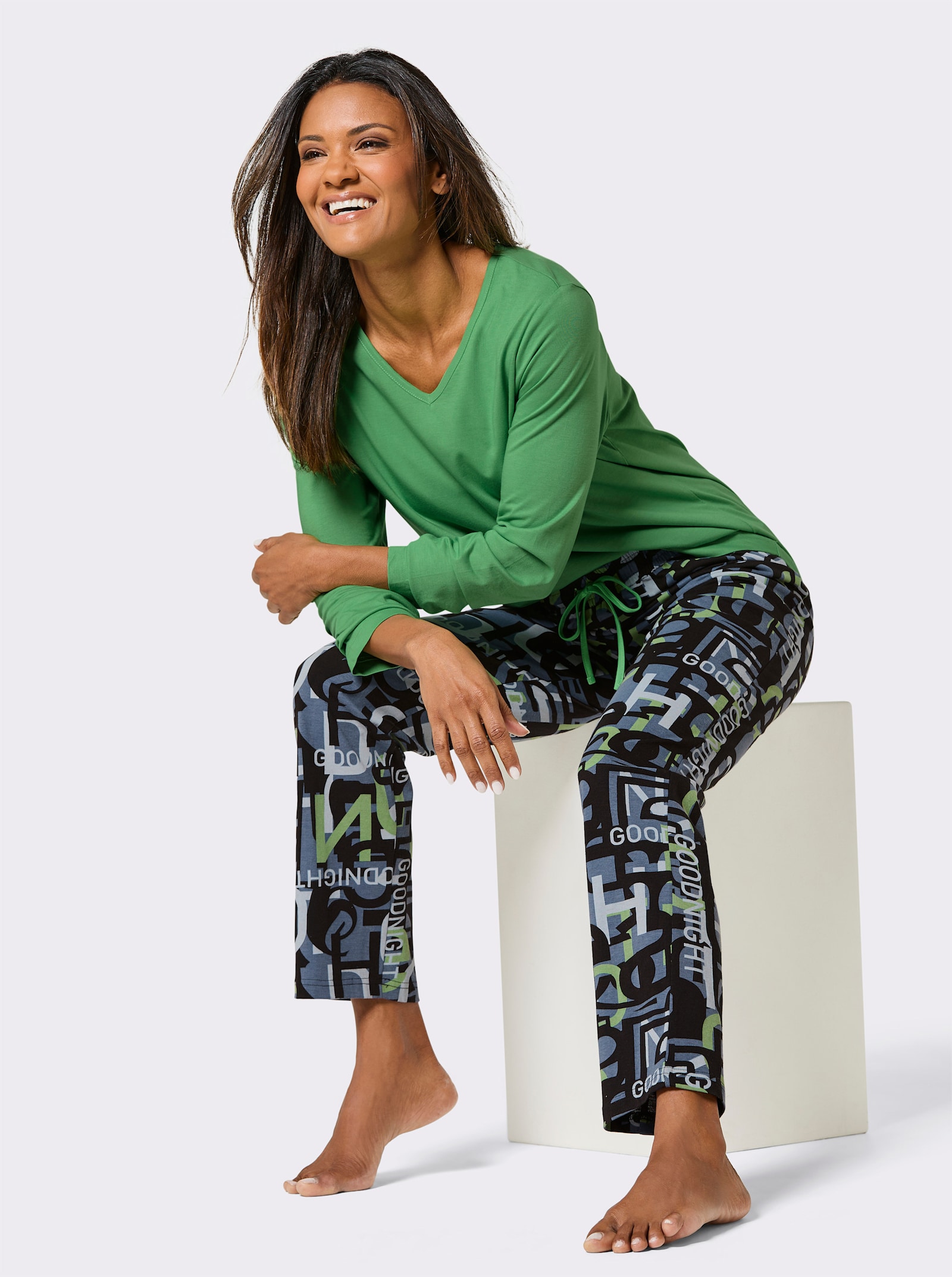 wäschepur Schlafanzug mit V-Ausschnitt - schwarz-apfel-bedruckt