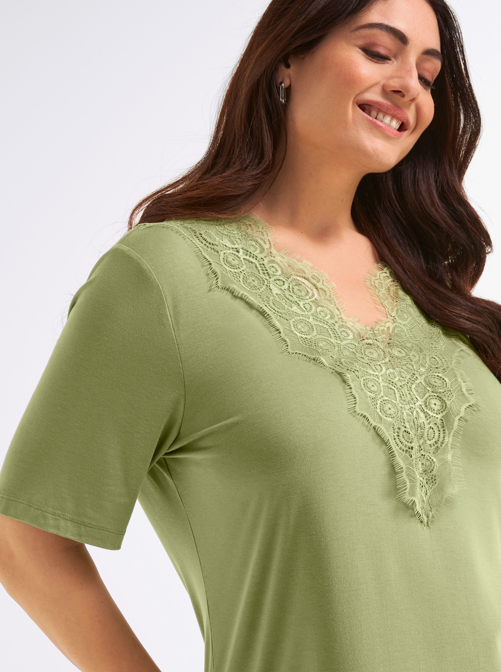 sheego Spitzenshirt mit beidseitigem, tiefem V - schilf