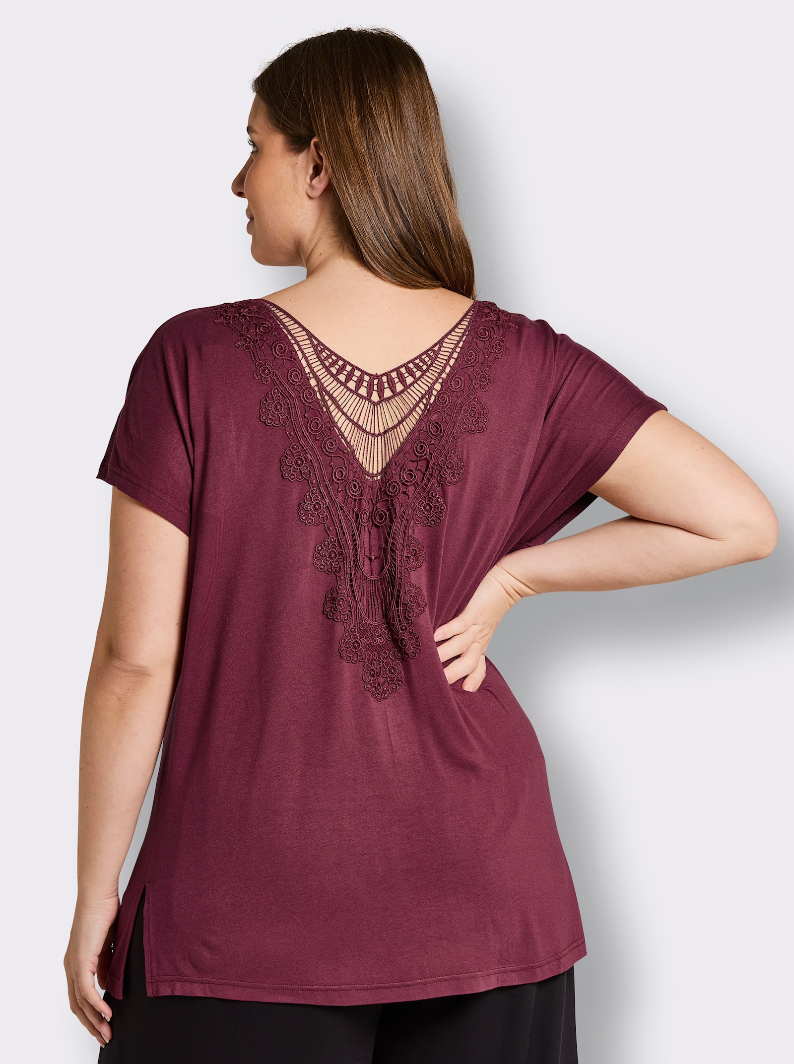 sheego Shirt mit gehäkelter Spitze hinten - bordeaux