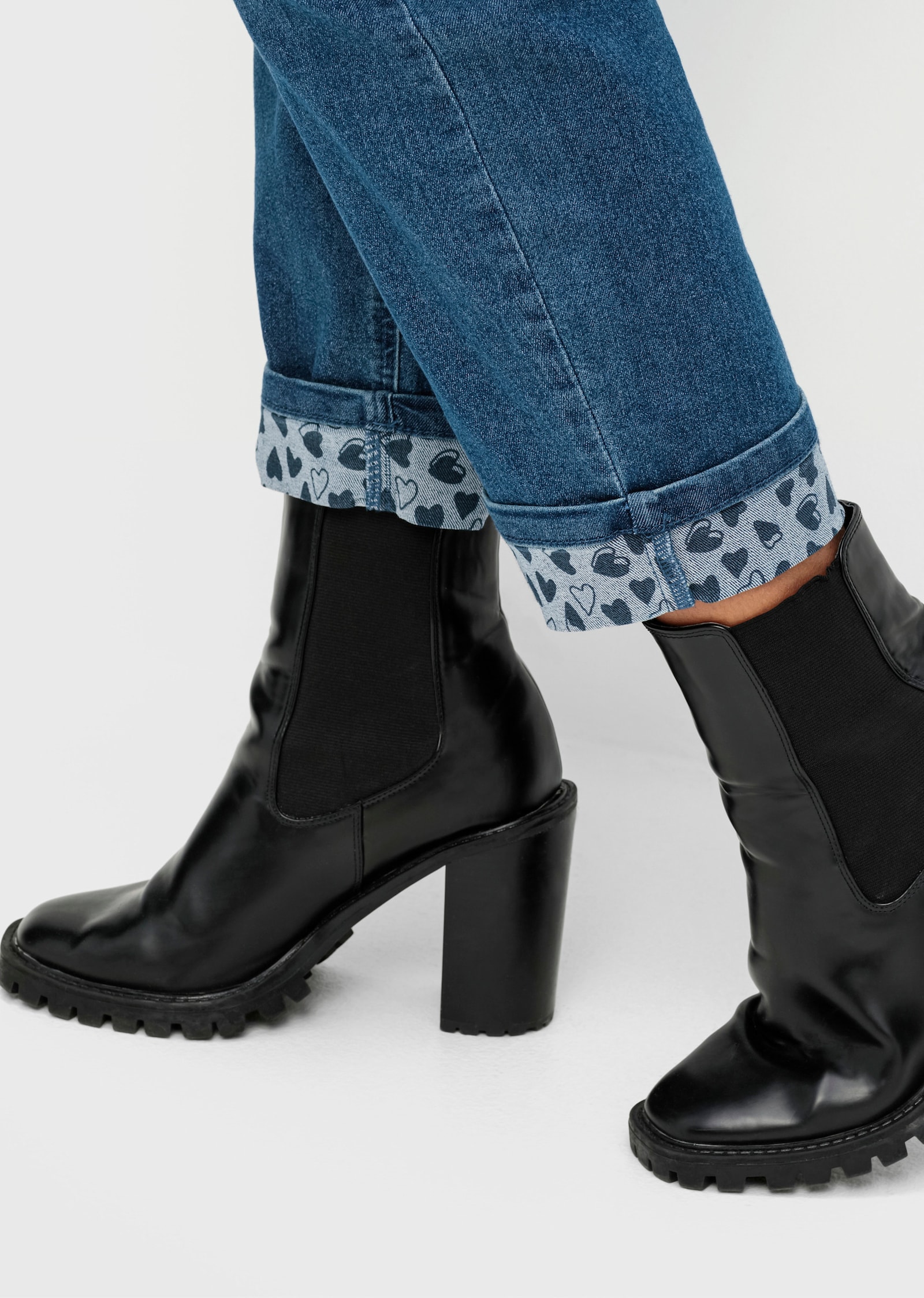 Jeans mit Beinumschlag im Herz-Dessin - blue-stone-washed