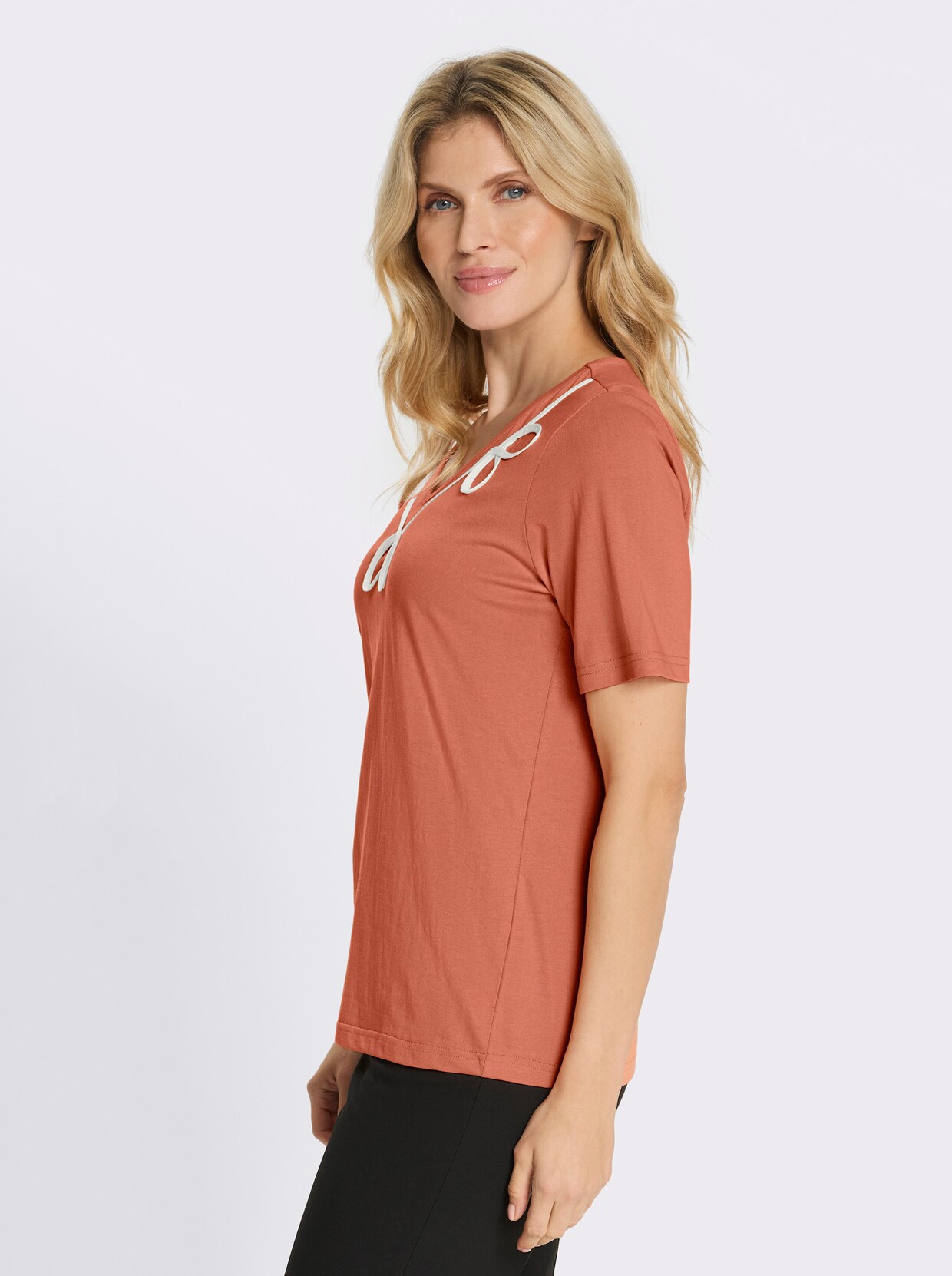 Rundhalsshirt mit Kontrast-Paspel am Ausschnitt - papaya