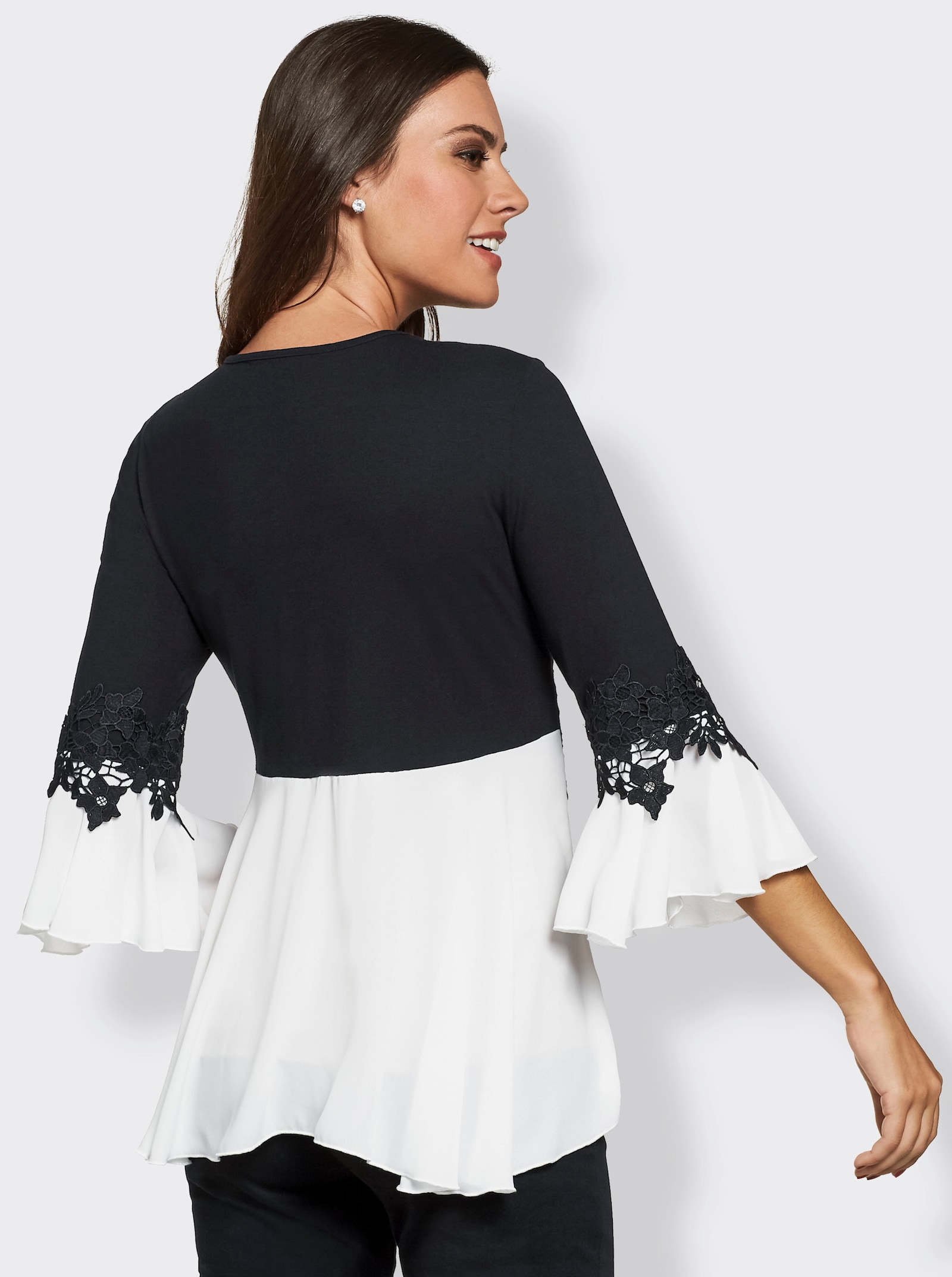 V-Shirt mit Volants an den Ärmeln - schwarz-weiss