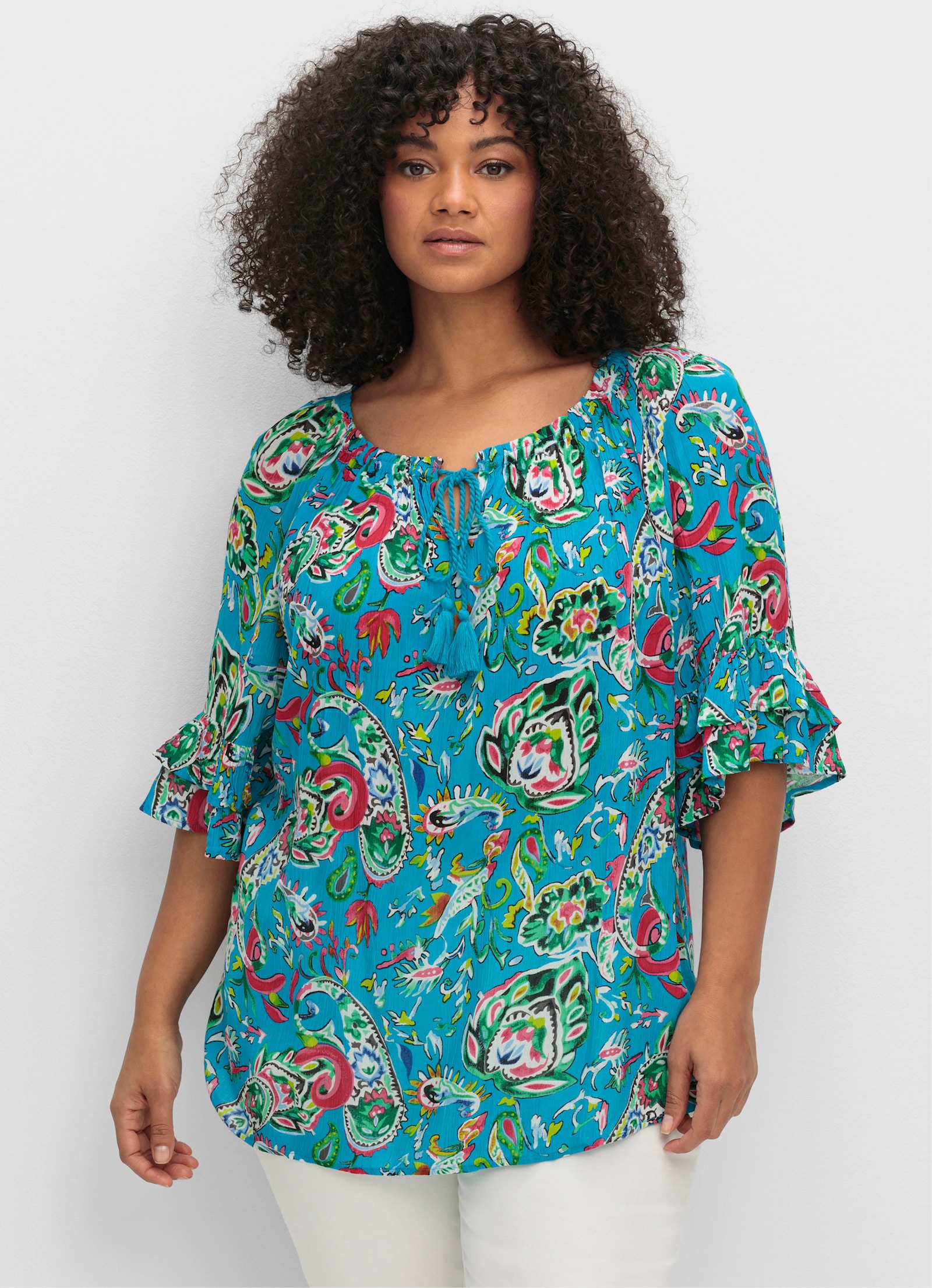 sheego by Joe Browns Blouse met plooien, paisleyprint en mouwen met ruches - blauw gedessineerd